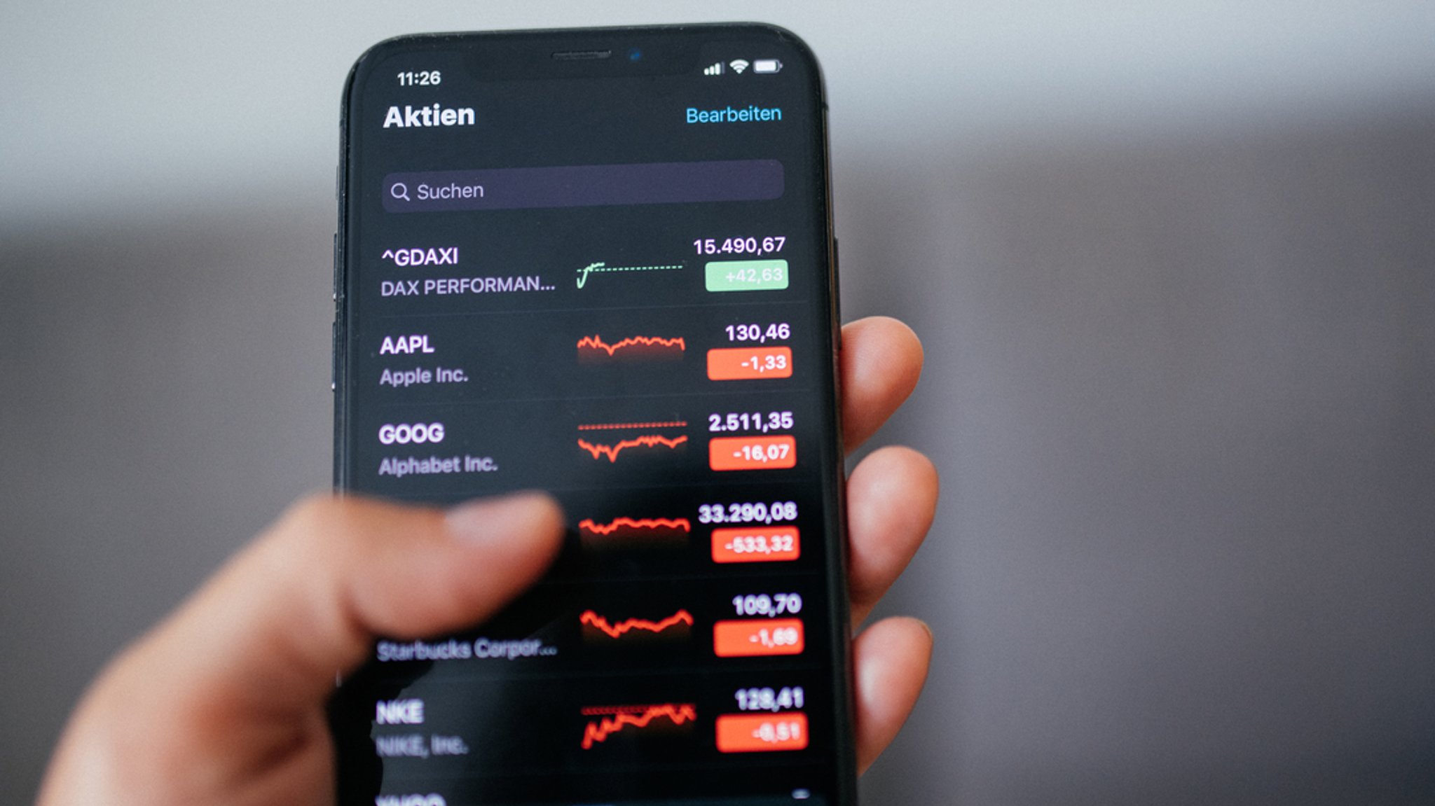 Ein Handy mit Aktien-App.