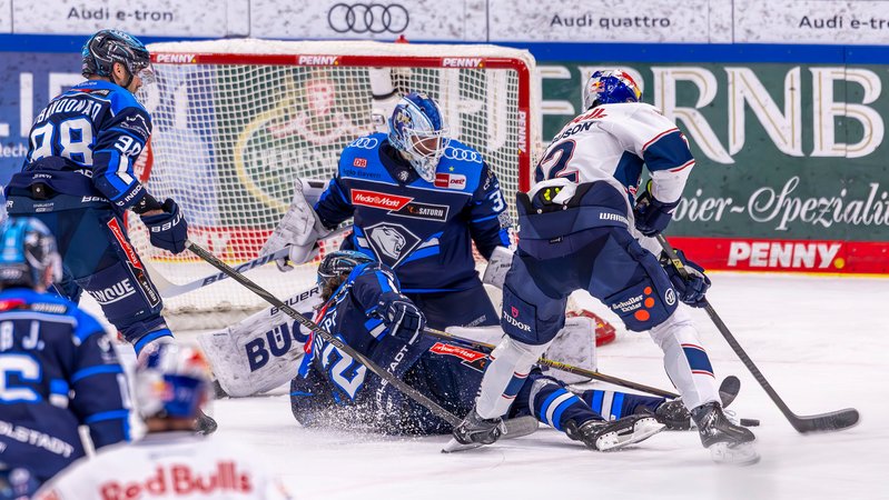 Spielszene EHC München - ERC Ingolstadt | Bild: picture-alliance/dpa Spielszene EHC München - ERC Ingolstadt