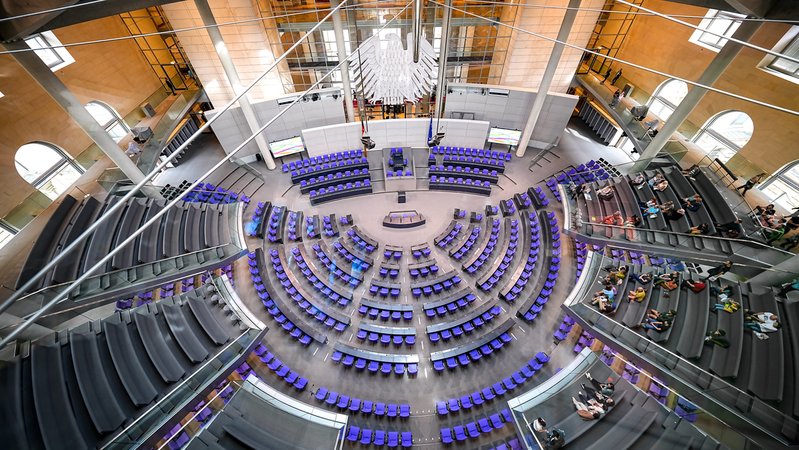 Plenarsaal des Deutschen Bundestages von oben (Archivbild) | Bild: picture alliance / SULUPRESS.DE | Marc Vorwerk Plenarsaal des Deutschen Bundestages von oben (Archivbild)