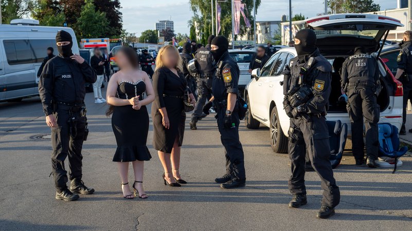 Bei einer groß angelegte Kontrolle in Königsbrunn hat die Polizei die Gäste einer Familienfeier mit rund 300 Gästen überprüft. | Bild: dpa/Stefan Puchner Bei einer groß angelegte Kontrolle in Königsbrunn hat die Polizei die Gäste einer Familienfeier mit rund 300 Gästen überprüft.