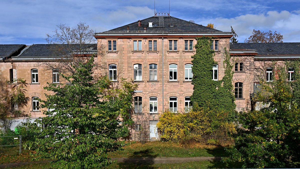 Auch dies ein prominentes Haus, das 2023 abgerissen wurde. In der Liste des Bayerischen Landesvereins für Heimatpflege kommt es an zweiter Stelle.