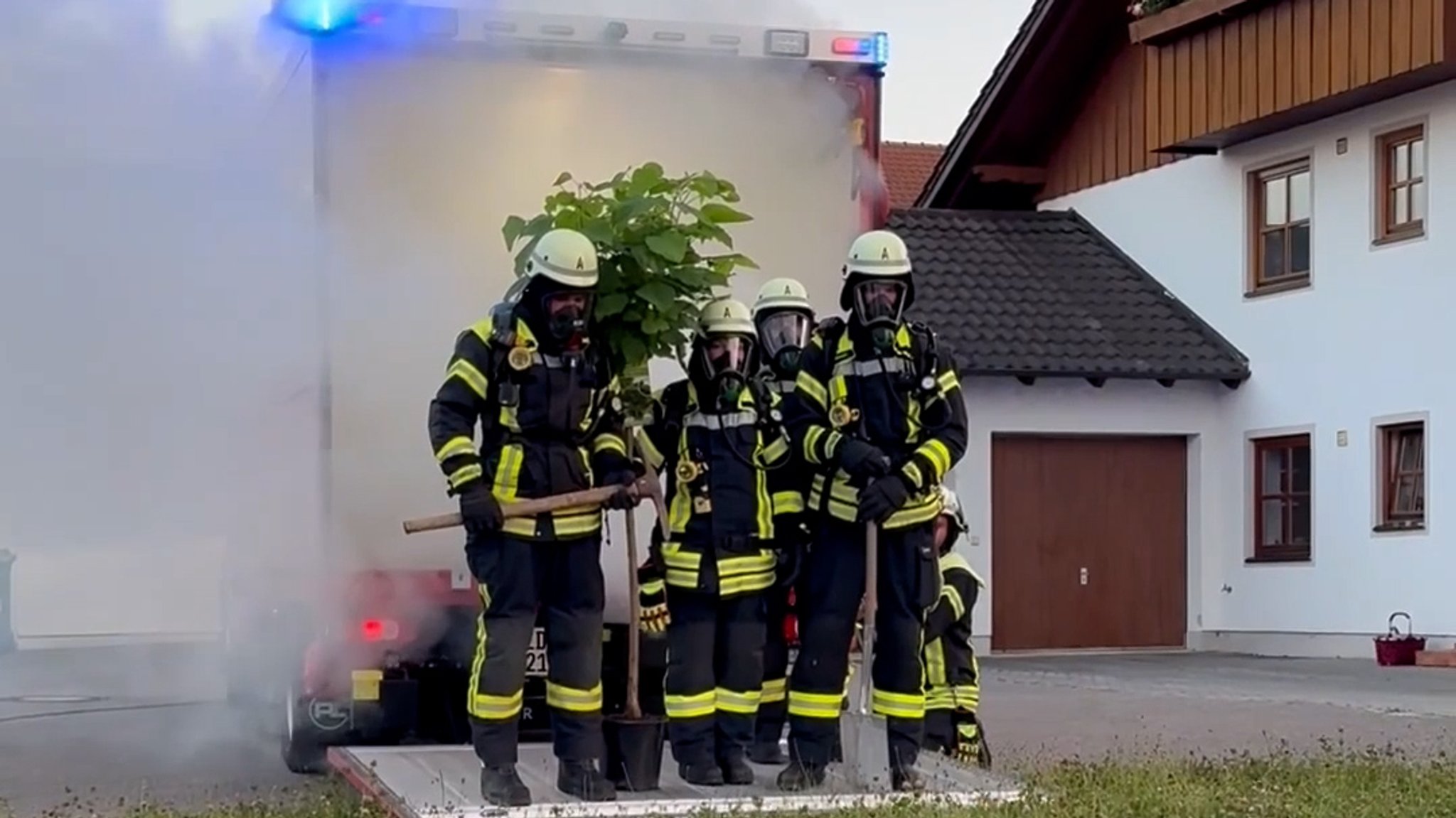 Die Freiwillige Feuerwehr nutzt für die Baumpflanz-Challenge eine Nebelmaschine. | Bild: Freiwillige Feuerwehr Kirchasch Die Freiwillige Feuerwehr nutzt für die Baumpflanz-Challenge eine Nebelmaschine.