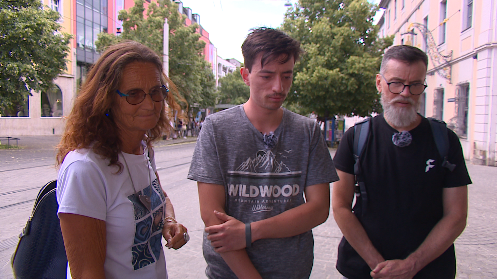 Andras und Vater Eduardo Pataki bei der Gedenkstele am Barbarossaplatz. Christiane Kerner vom Verein "Würzburg zeigt Herz" begleitet die Familie.