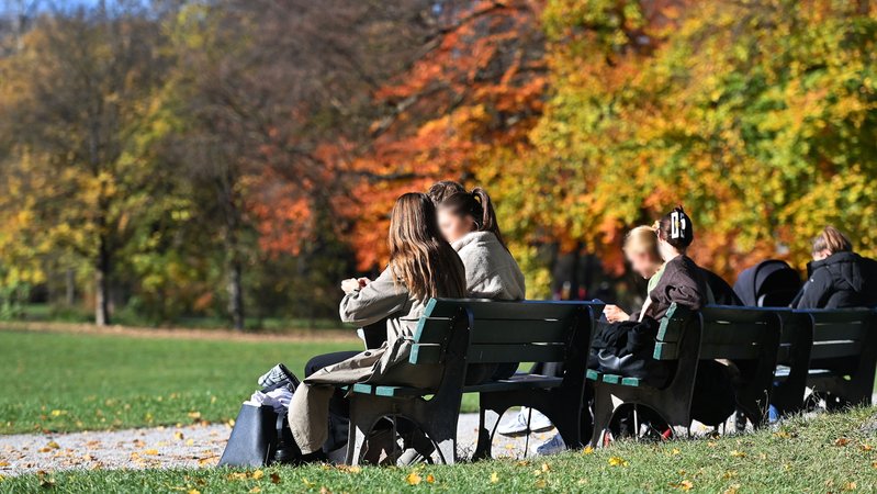 Seit einer Eilentscheidung des Bayerischen Verwaltungsgerichtshofes im Juli ist Kiffen im Nordteil des Englischen Gartens in München vorläufig erlaubt. | Bild: picture alliance / SvenSimon | Frank Hoermann Seit einer Eilentscheidung des Bayerischen Verwaltungsgerichtshofes im Juli ist Kiffen im Nordteil des Englischen Gartens in München vorläufig erlaubt.