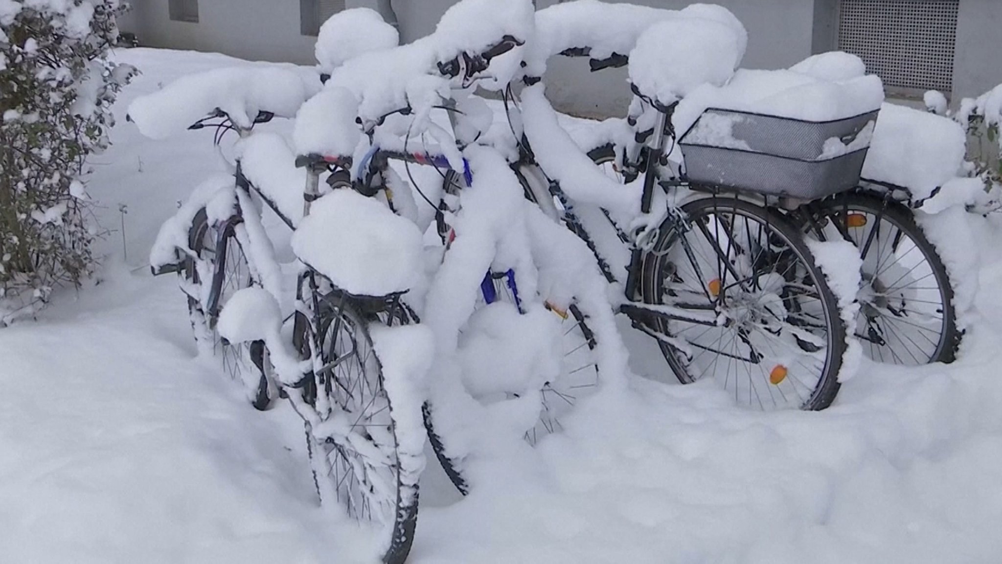 Schneebedeckte Räder 