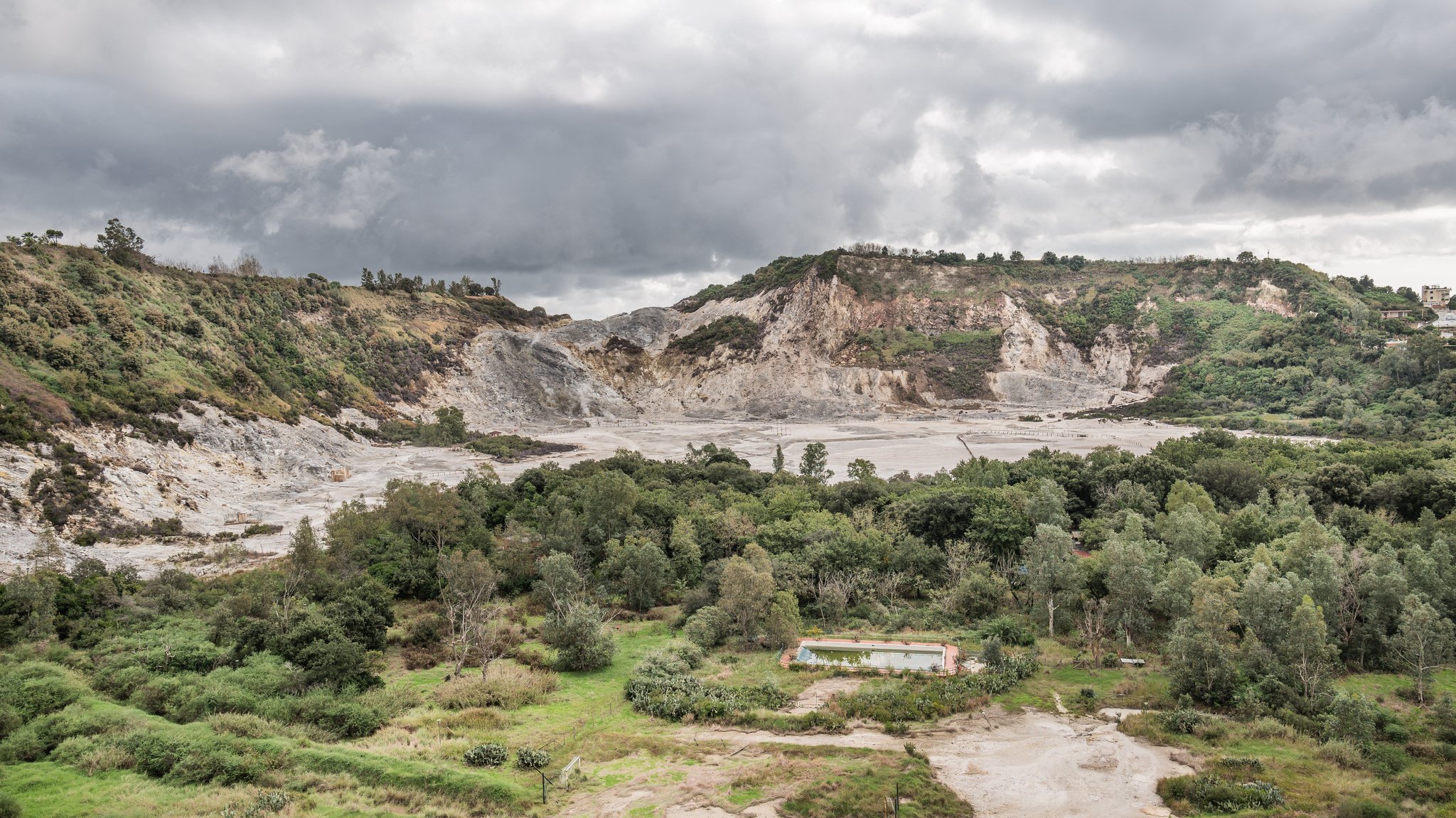 14.11.2023: Die Solfatara gehört zum aktiven Vulkanfeld der Phlegräischen Felder. In der Region nahe Neapel kam es zu heftigen Erdbeben.