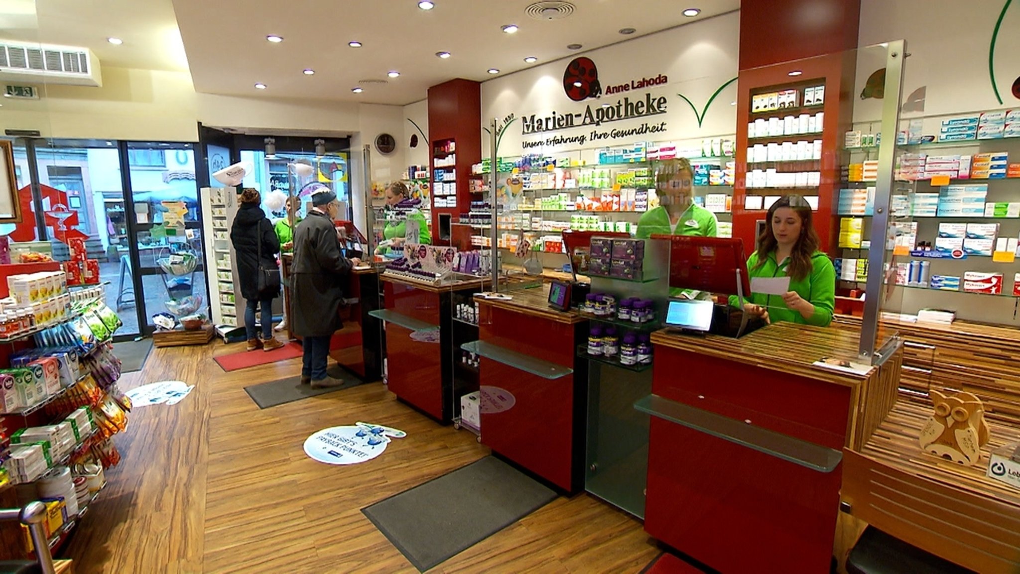 Kunden stehen in einer Apotheke in Lohr.