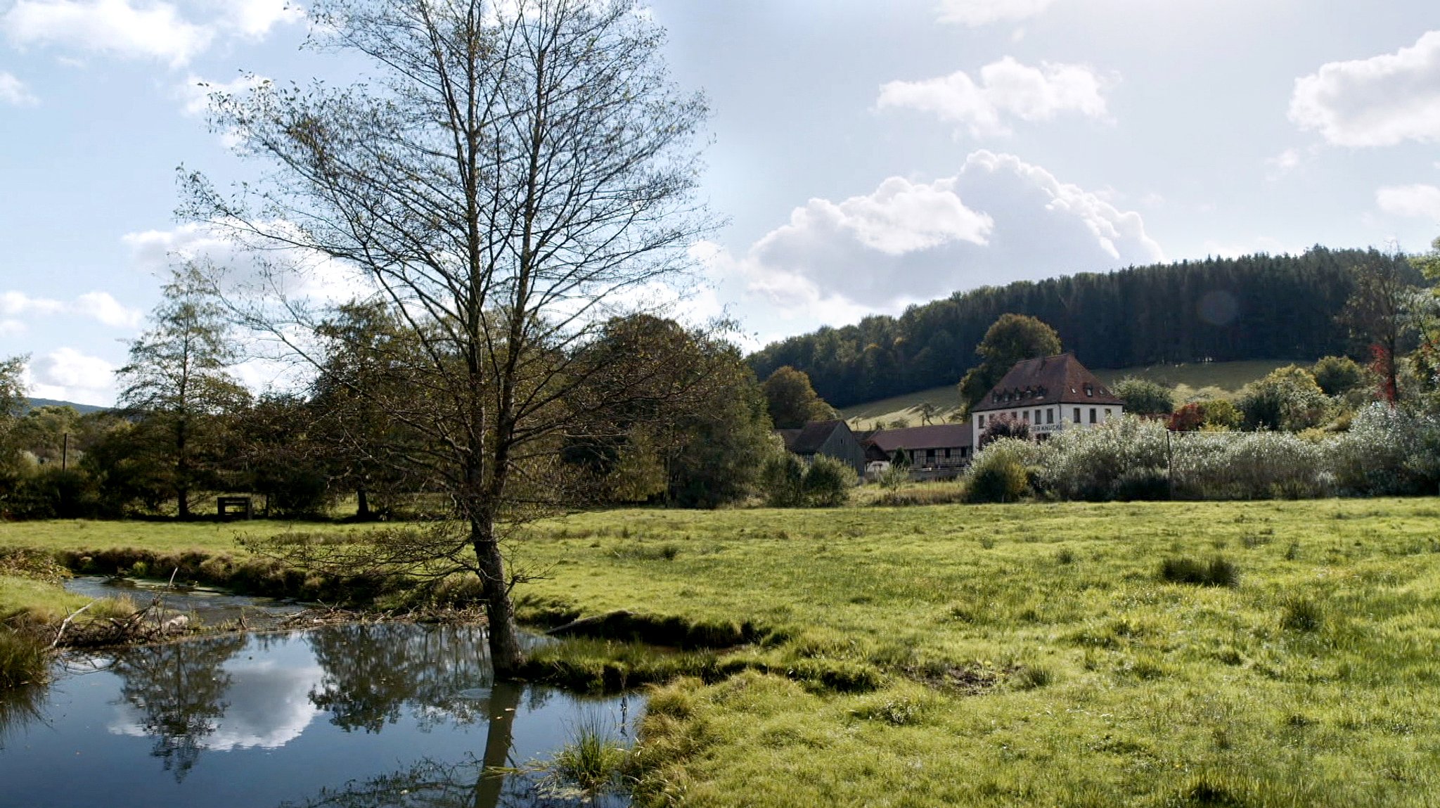 Hafenlohrtal: An der Hafenlohr in der Lichtenau steht noch ein weiterer Gasthof, der „Hohe Knuck“.