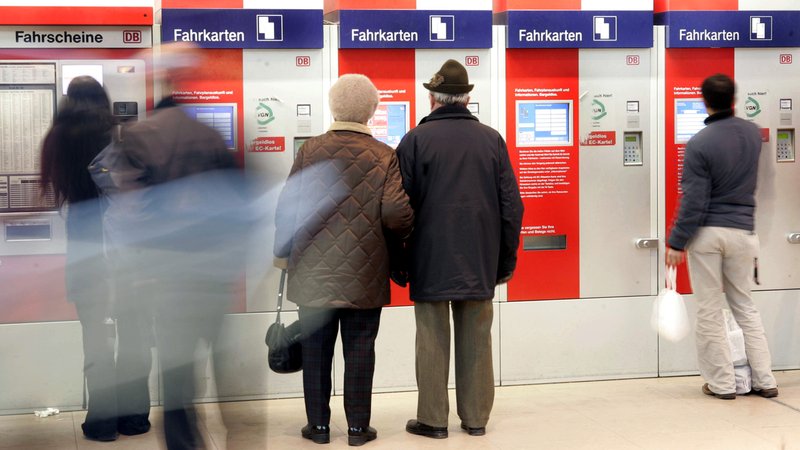 Per App, im Web, am Automaten oder doch am Schalter? Viele Kunden würden gerne selbst entscheiden. Fahrkartenautomaten am Hauptbahnhof Nürnberg. | Bild: dpa/dpaweb/Marcus Führer Per App, im Web, am Automaten oder doch am Schalter? Viele Kunden würden gerne selbst entscheiden. Fahrkartenautomaten am Hauptbahnhof Nürnberg.