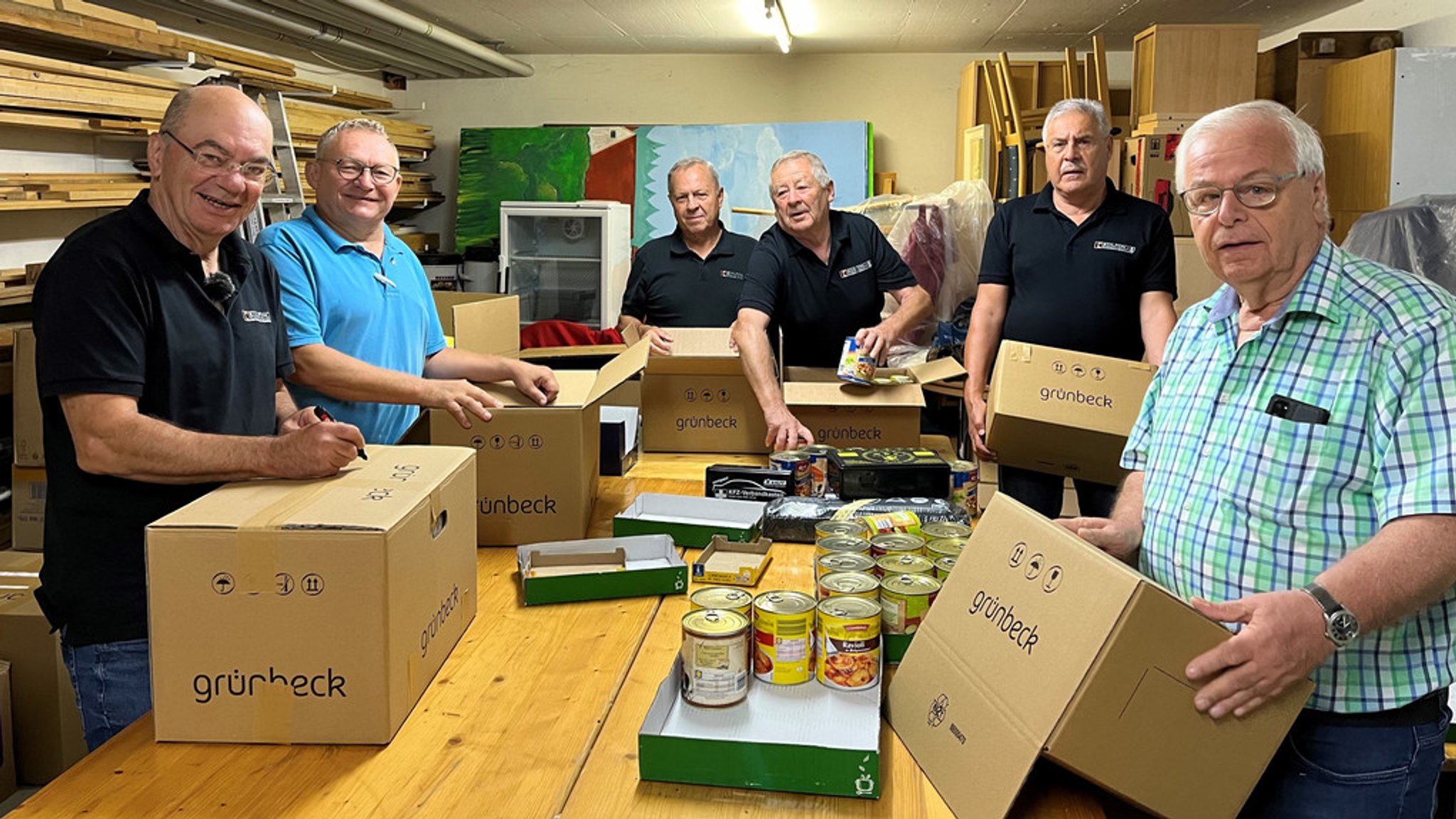 Mitglieder der Höchstädter Kolpingfamilie im Spendensammellager im Pfarrheim.