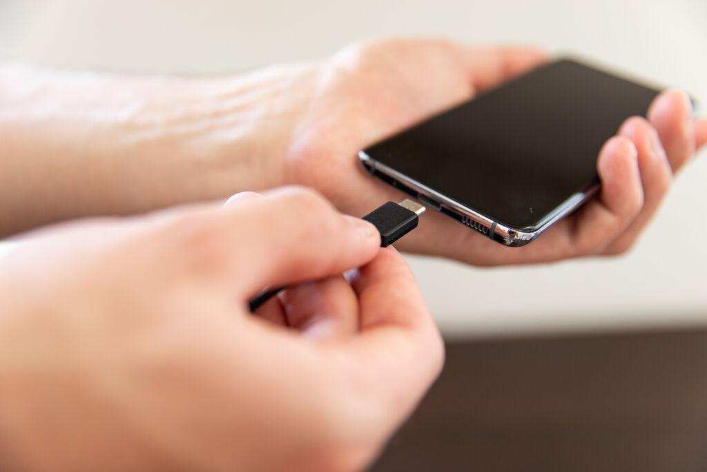 Zum Jahresende wird in Deutschland das einheitliche Ladekabel für Handys, Tablets und Spielkonsolen zur Pflicht.