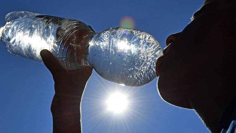 Junge trinkt Wasser aus einer Flasche bei grosser Hitze. Besonders an heißen Sommertagen müssen wir ausreichend Flüssigkeit zu uns nehmen. Wir erklären euch wieviel, wie ihr es schafft bei Hitze ausreichend zu trinken und zu welchen Durstlöschern ihr greifen solltet. | Bild: picture alliance / SvenSimon | Frank Hoermann/SVEN SIMON Junge trinkt Wasser aus einer Flasche bei grosser Hitze. Besonders an heißen Sommertagen müssen wir ausreichend Flüssigkeit zu uns nehmen. Wir erklären euch wieviel, wie ihr es schafft bei Hitze ausreichend zu trinken und zu welchen Durstlöschern ihr greifen solltet.