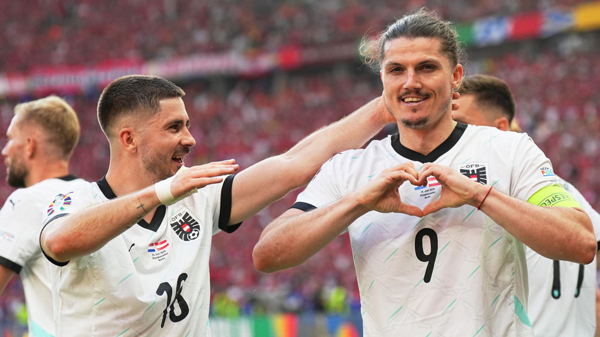 25.06.2024, Berlin: Fußball, UEFA Euro 2024, EM, Niederlande - Österreich, Vorrunde, Gruppe D, Spieltag 3, Olympiastadion Berlin, Österreichs Marcel Sabitzer (r) jubelt mit Teamkollege Romano Schmid über seinen Treffer zum 3:2. Foto: Michael Kappeler/dpa +++ dpa-Bildfunk +++