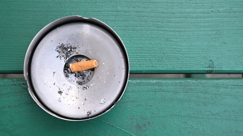 Im Freien liegt eine abgebrannte Zigarette in einem Aschenbecher. | Bild: picture alliance/dpa | Anna Ross Im Freien liegt eine abgebrannte Zigarette in einem Aschenbecher.