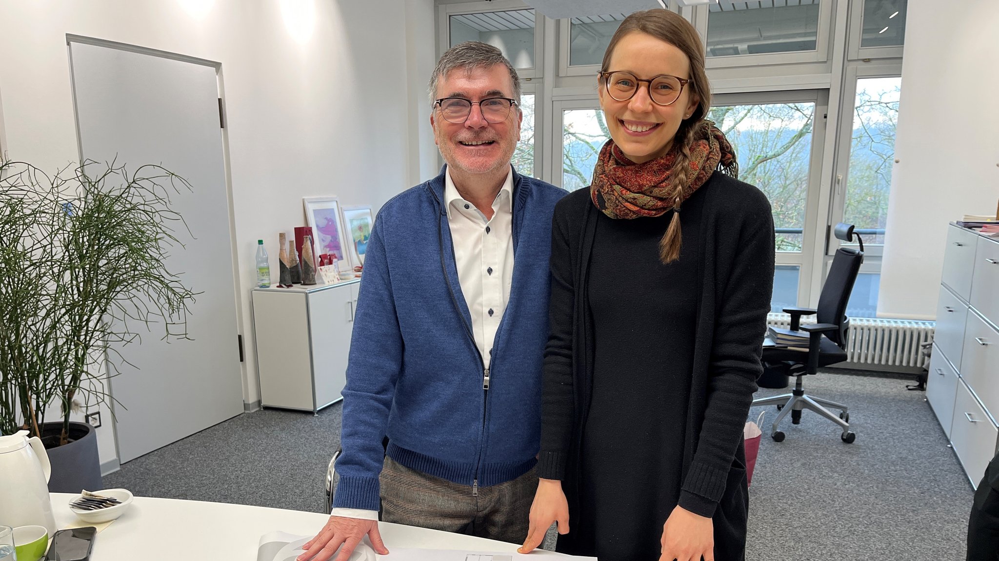 Blindeninstituts-Vorstand Johannes Spielmann und Projektleiterin Tabea Sadowski stehen nebeneinander und lächeln in die Kamera.