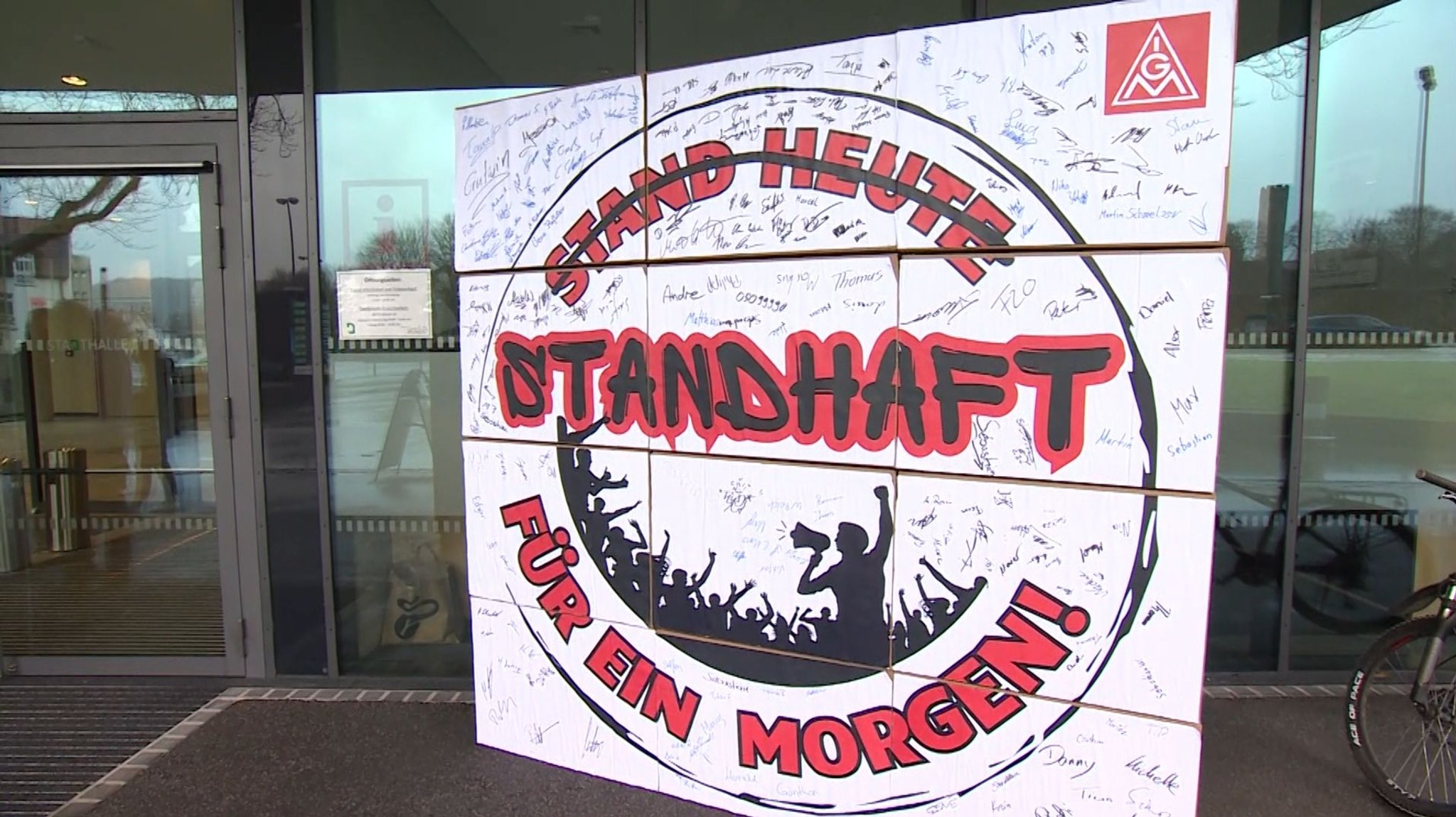 Plakat der IG Metall vor der Stadthalle in Bad Neustadt