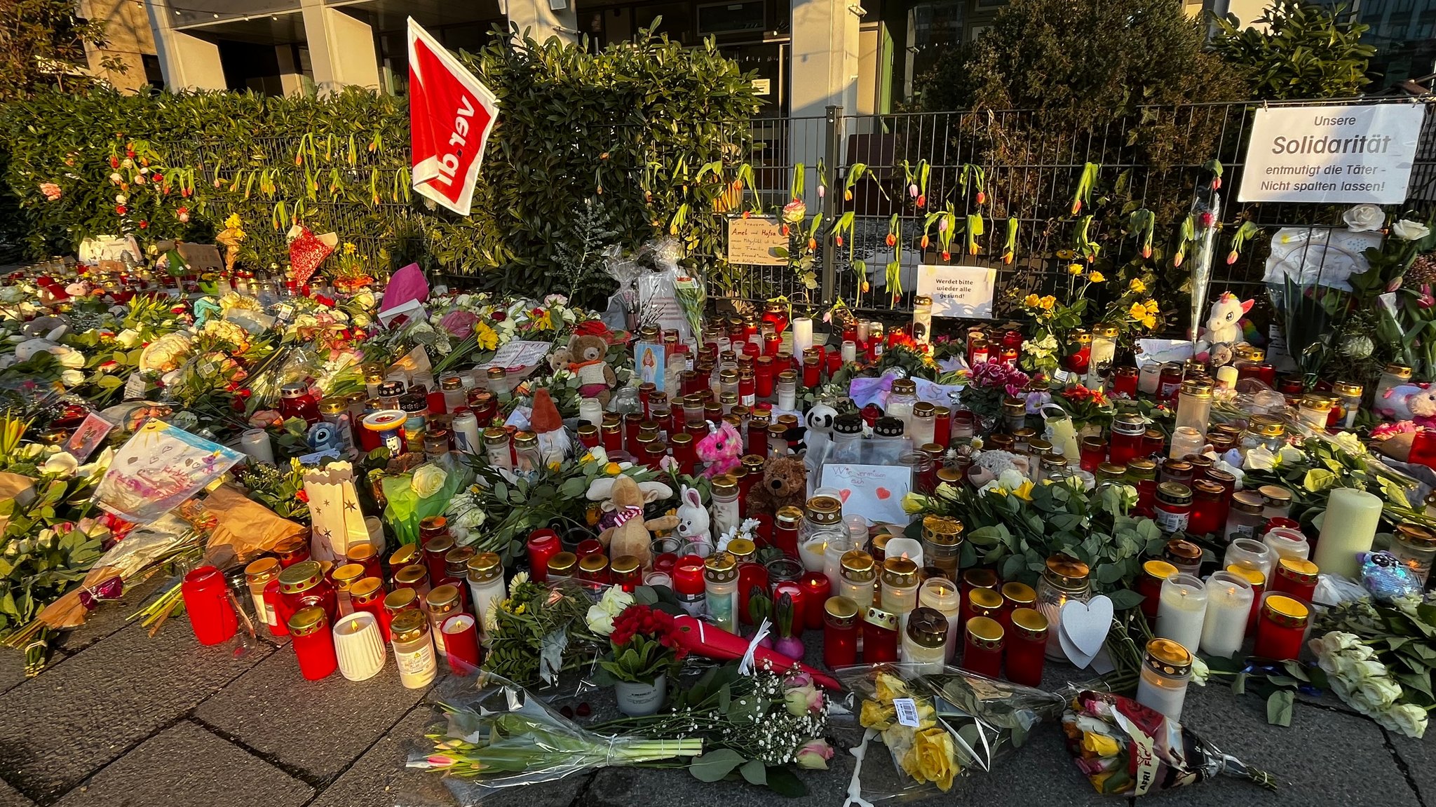 17. Februar 2025: Blumen und Kerzen an der Seidlstraße (dem Anschlagsort) in München. 