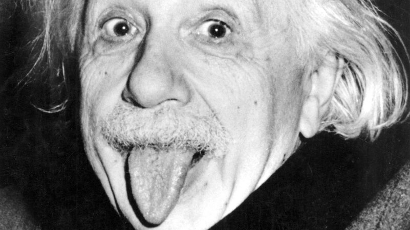 Albert Einstein streckt seine Zunge heraus