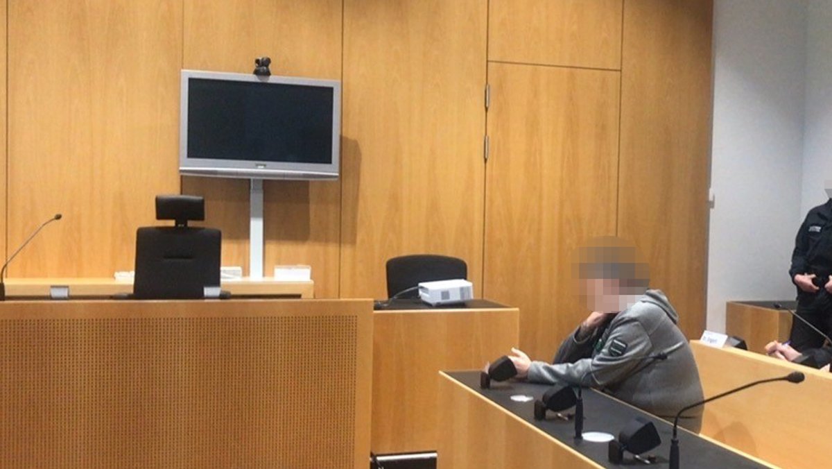 Der Angeklagte im Prozess um den tödlichen Raser-Unfall vor dem Landgericht Augsburg