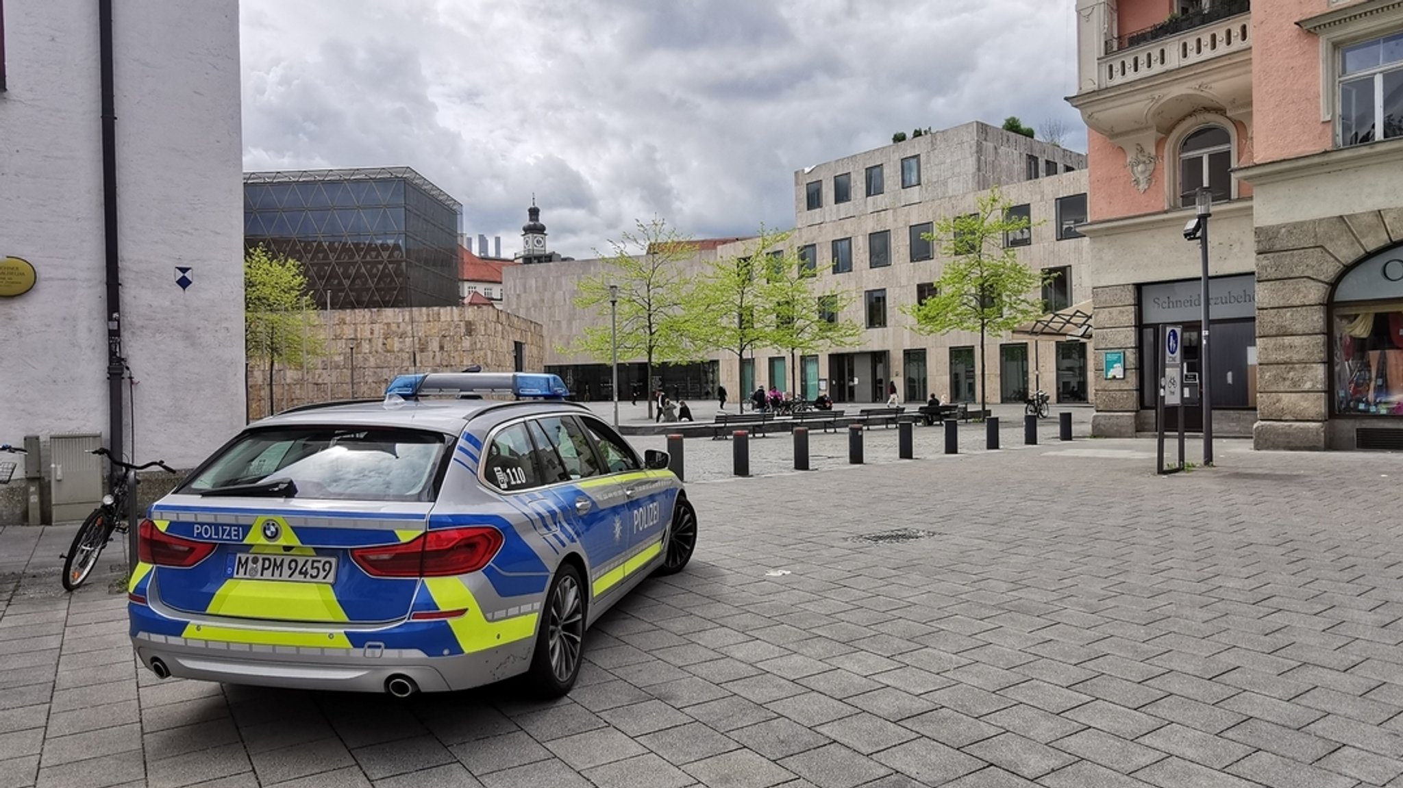 Zu sehen ist der St-Jakobs-Platz mit der Synagoge im Hintergrund. Im Vordergrund steht ein Streifenwagen.