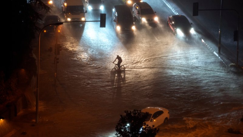 Sintflutartiger Regen, überspülte Straßen und Sturzbäche. Die Unwetterlage in Südosteuropa wird immer dramatischer. In der Türkei kamen mindestens vier Menschen ums Leben.