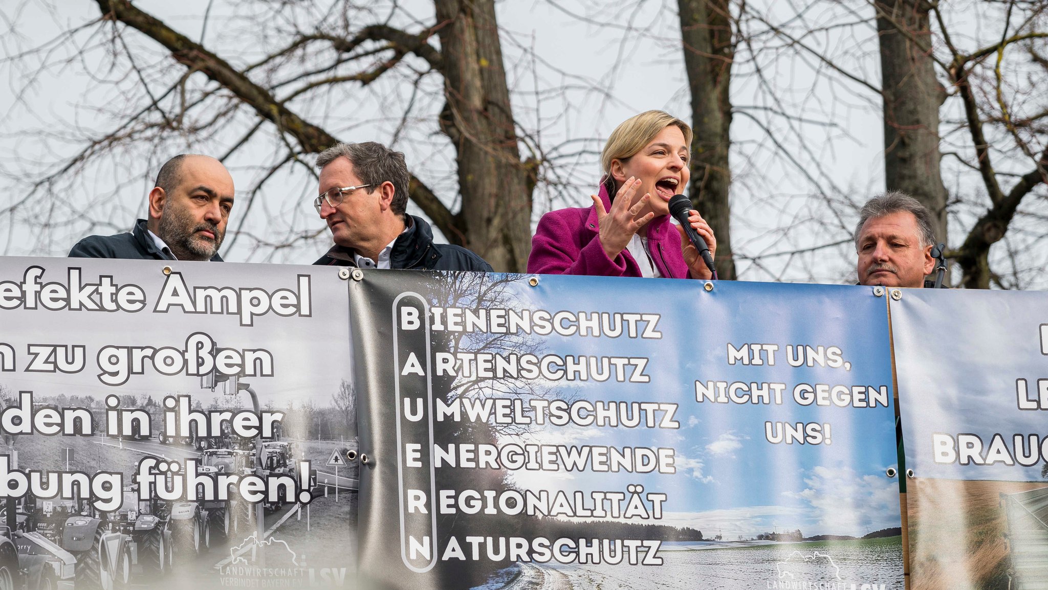 Katharina Schulze (2.v.r) und und Omid Nouripour (l.) im Austausch mit demonstrierenden Landwirten. 