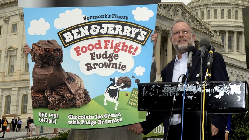 Jerry Greenfield, Mitbegründer von Ben & Jerry's Eiscreme, nimmt 2014 auf dem Capitol Hill in Washington DC, USA, an einer Pressekonferenz teil. | Bild: dpa-Bildfunk/Michael Reynolds Jerry Greenfield, Mitbegründer von Ben & Jerry's Eiscreme, nimmt 2014 auf dem Capitol Hill in Washington DC, USA, an einer Pressekonferenz teil.