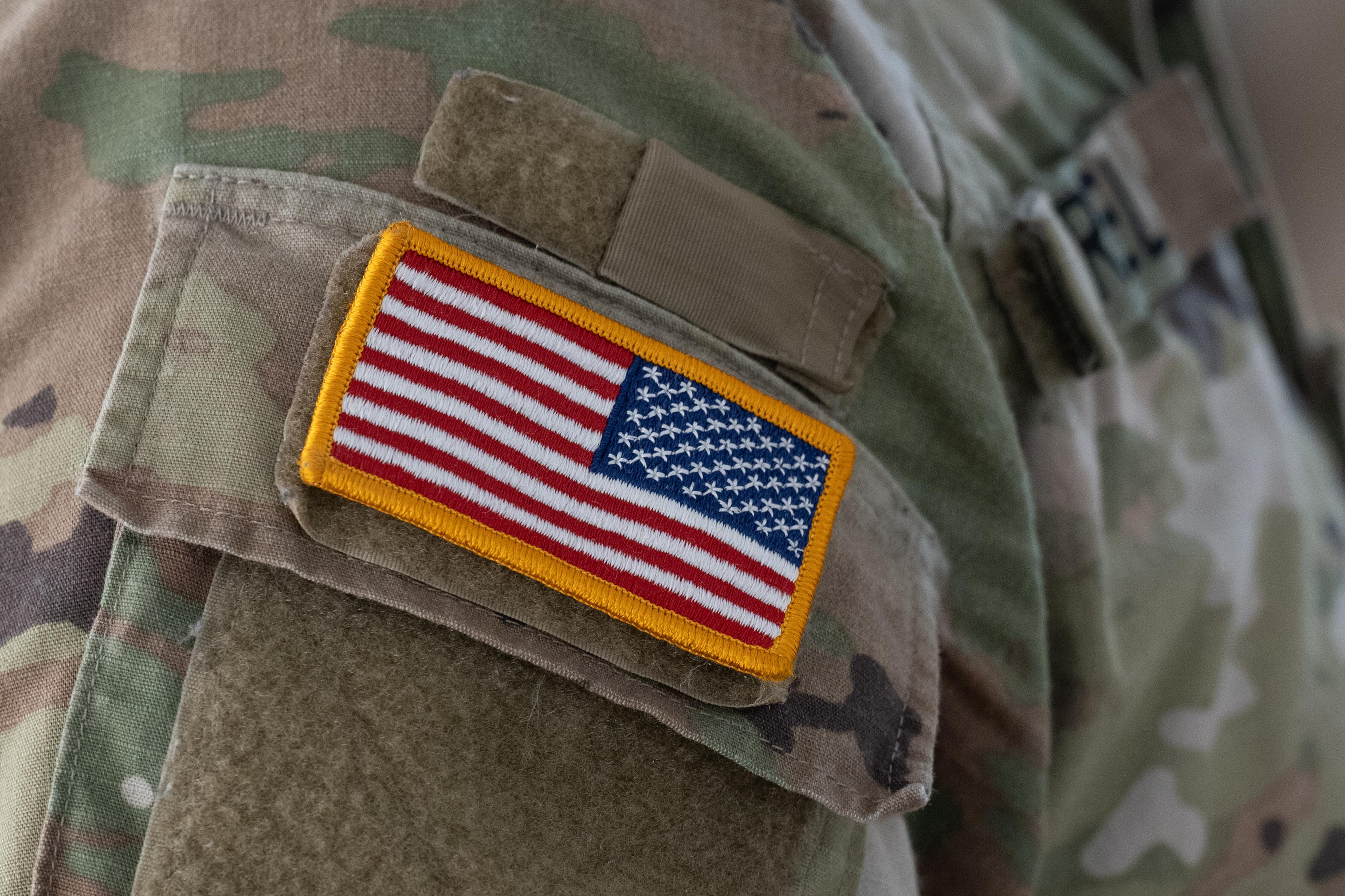 Eine US-Flagge auf der Uniform eines US-Soldaten. 