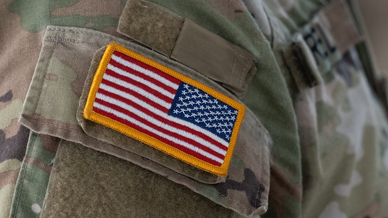 Eine US-Flagge auf der Uniform eines US-Soldaten. | Bild: pa/dpa | Armin Weigel Eine US-Flagge auf der Uniform eines US-Soldaten.