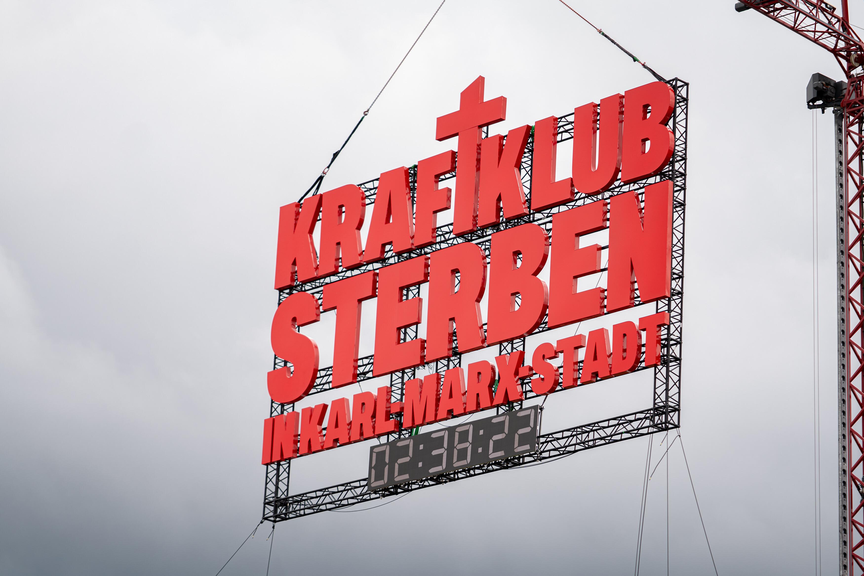 Eine Fliegende Montage der Band Kraftklub zum neuen Album beim Rock am Ring-Festival 2025.  | Bild:picture alliance / Eibner-Pressefoto | Eibner-Pressefoto/Daniel REINELT