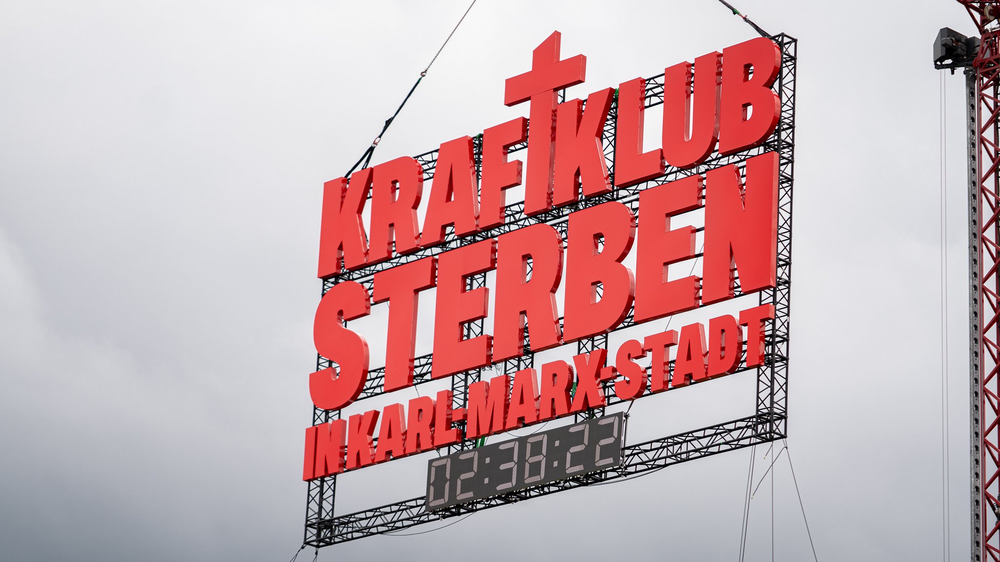 Eine Fliegende Montage der Band Kraftklub zum neuen Album beim Rock am Ring-Festival 2025. 