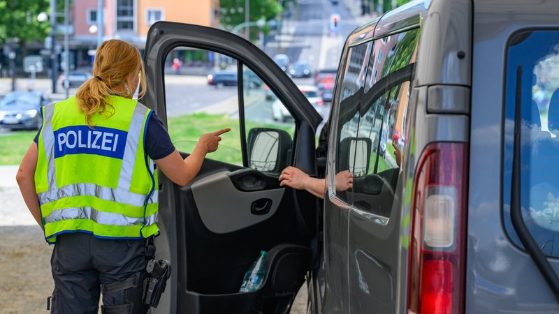 3.6.2025: Eine Beamtin der Bundespolizei bei der Einreisekontrolle am deutsch-polnischen Grenzübergang Stadtbrücke. | Bild: picture alliance/dpa | Patrick Pleul 3.6.2025: Eine Beamtin der Bundespolizei bei der Einreisekontrolle am deutsch-polnischen Grenzübergang Stadtbrücke.