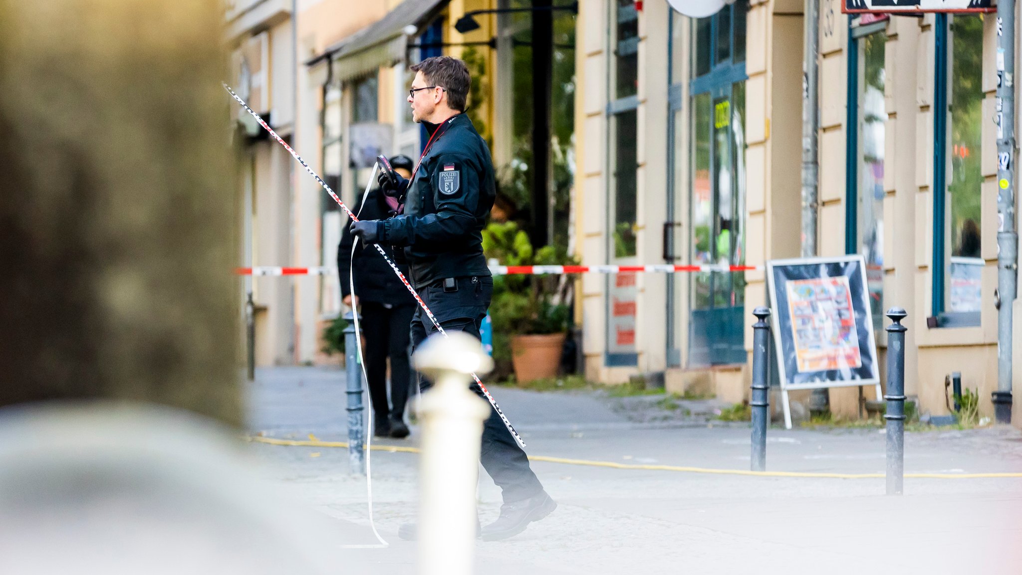 Polizeikräfte arbeiten vor der jüdischen Gemeinde Kahal Adass Jisroel in der Brunnenstraße in Berlin-Mitte. Auf das Haus mit jüdischen Einrichtungen in Berlin hat es nach Angaben der betroffenen Gemeinde in der Nacht zum Mittwoch einen versuchten Brandanschlag gegeben. Die Gemeinde Kahal Adass Jisroel schrieb auf der Plattform X, früher Twitter, Unbekannte hätten zwei Molotow-Cocktails von der Straße aus in Richtung ihres Gemeindezentrums geworfen.