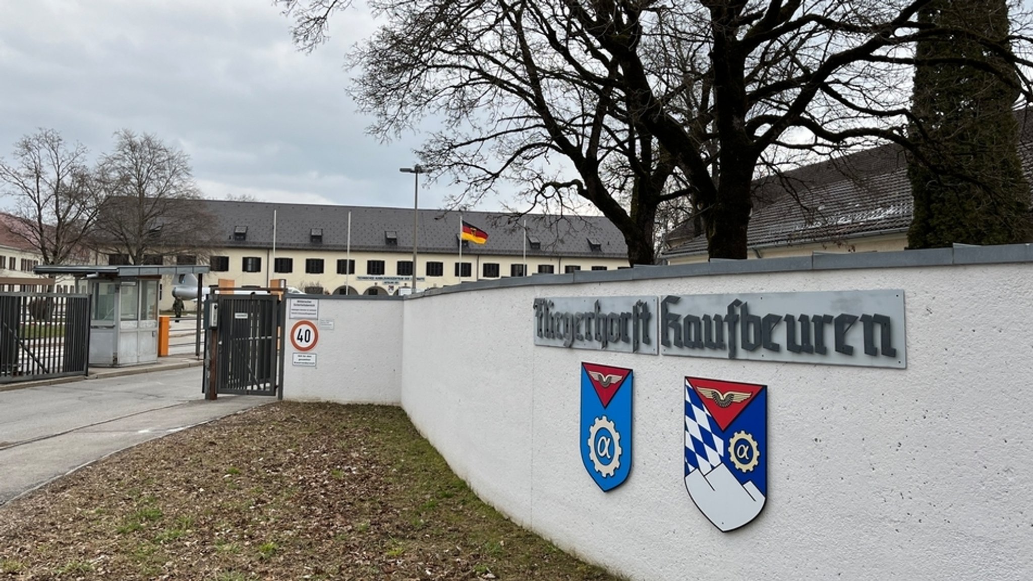 Wird am Kaufbeurer Fliegerhorst ein Teil des neuen Raketenabwehrsystems Arrow stationiert? Ein Zeitungsbericht legt das nahe. | Bild: Rupert Waldmüller/BR Wird am Kaufbeurer Fliegerhorst ein Teil des neuen Raketenabwehrsystems Arrow stationiert? Ein Zeitungsbericht legt das nahe.