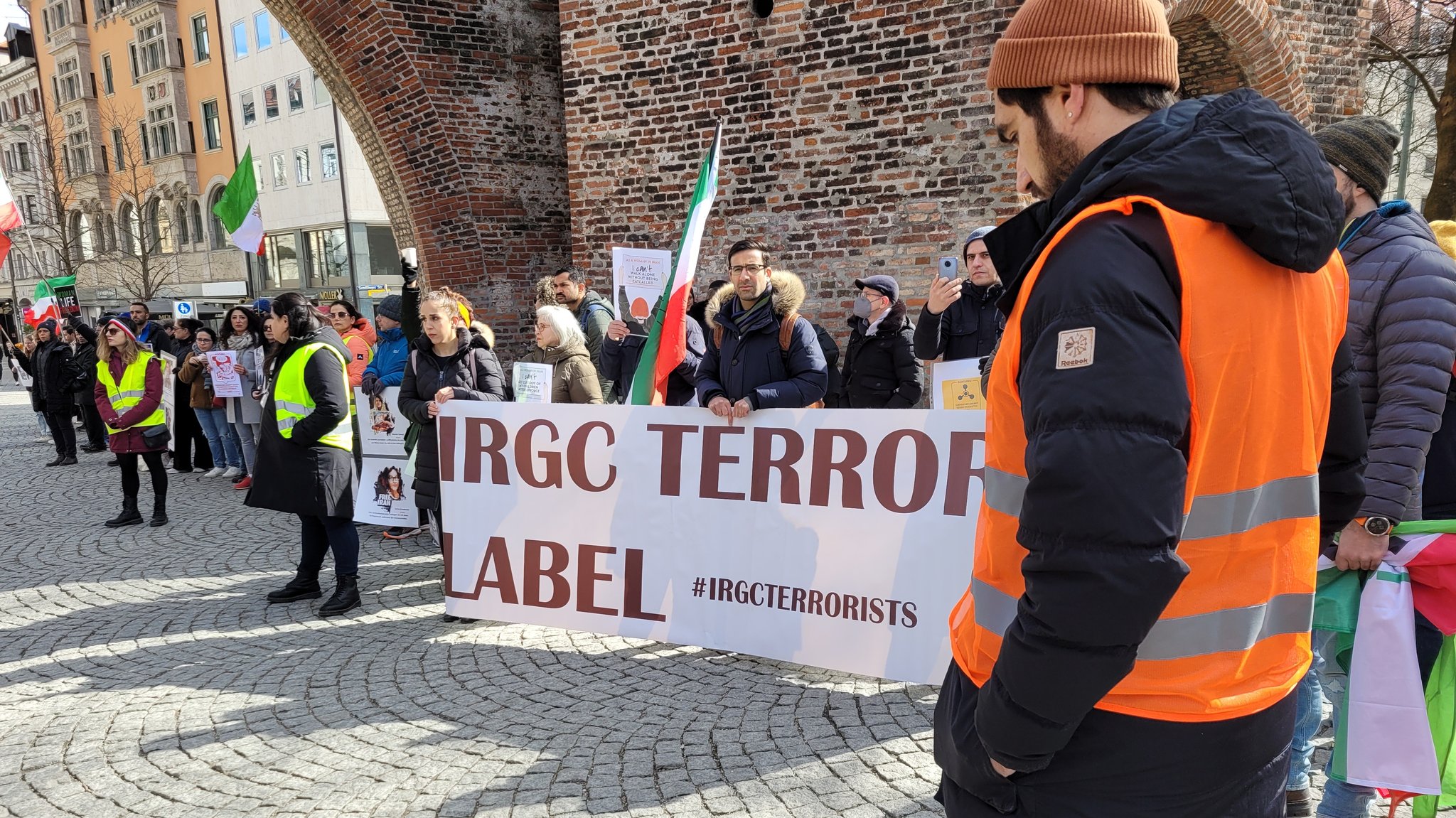 Iraner bilden am Sendlinger Tor eine Menschenkette