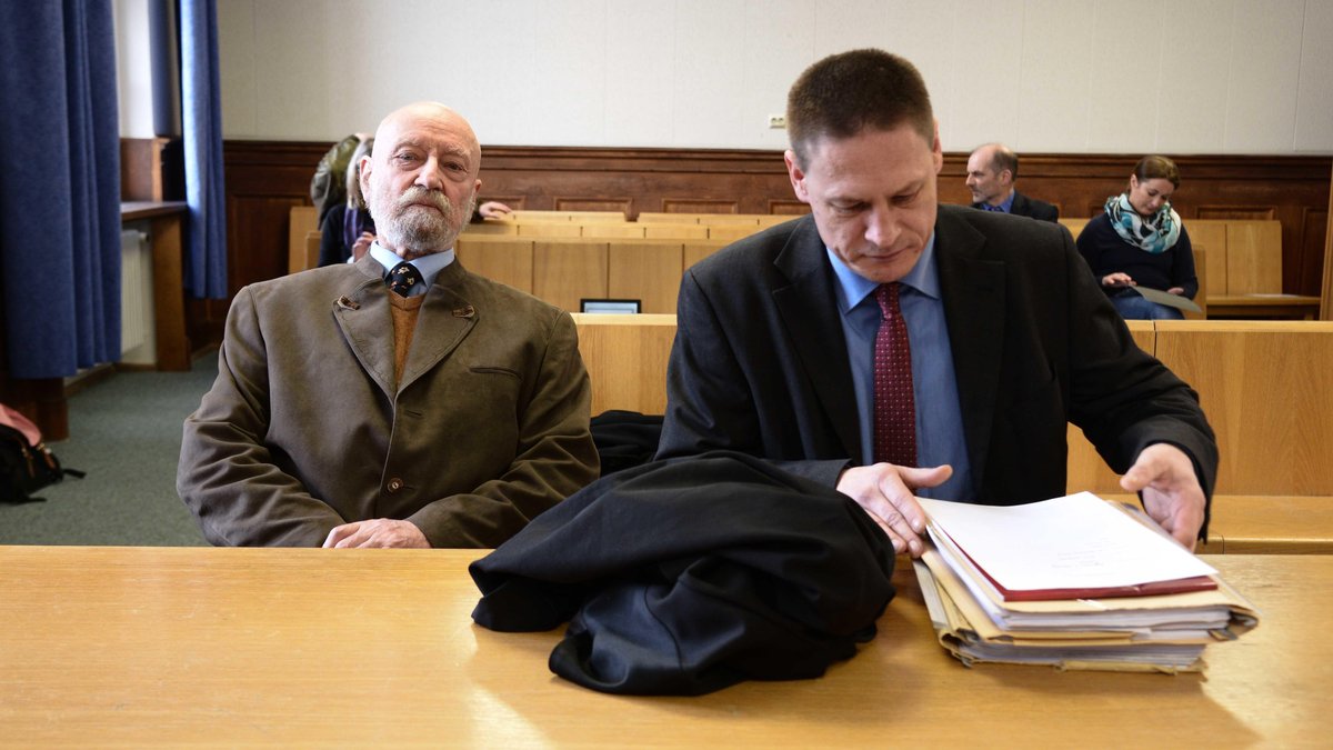 Karl-Heinz Hoffmann (links im Bild) als Kläger vor dem Landgericht Nürnberg (2017)