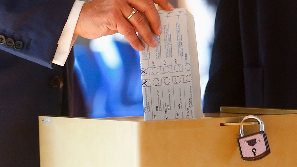 War die Wahlurne, an der Armin Laschet gewählt hat, nicht richtig verschlossen? Darüber wird im Netz diskutiert.