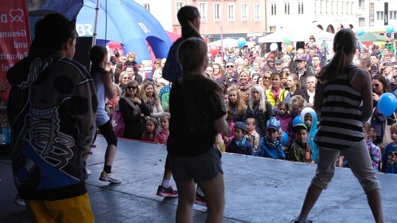 Kinder tanzen auf der BR-Bühne.