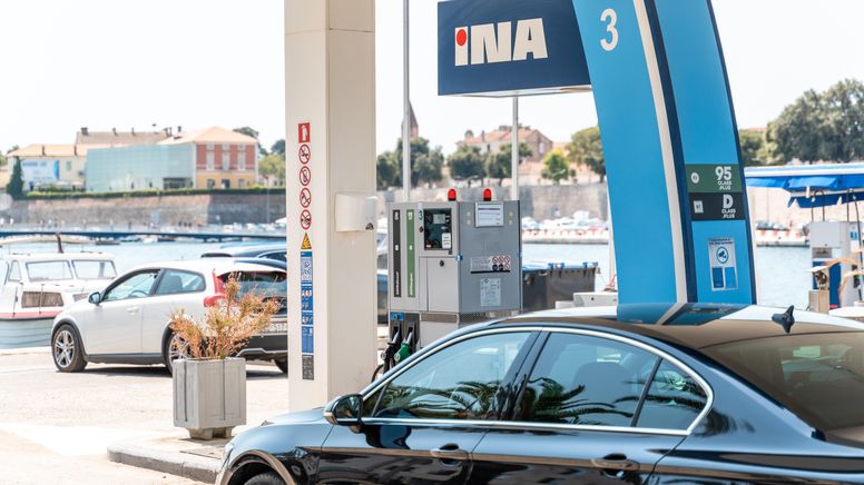 Symbolbild: Tankstelle in Kroatien. | Bild:picture alliance/CHROMORANGE/Michael Bihlmayer
