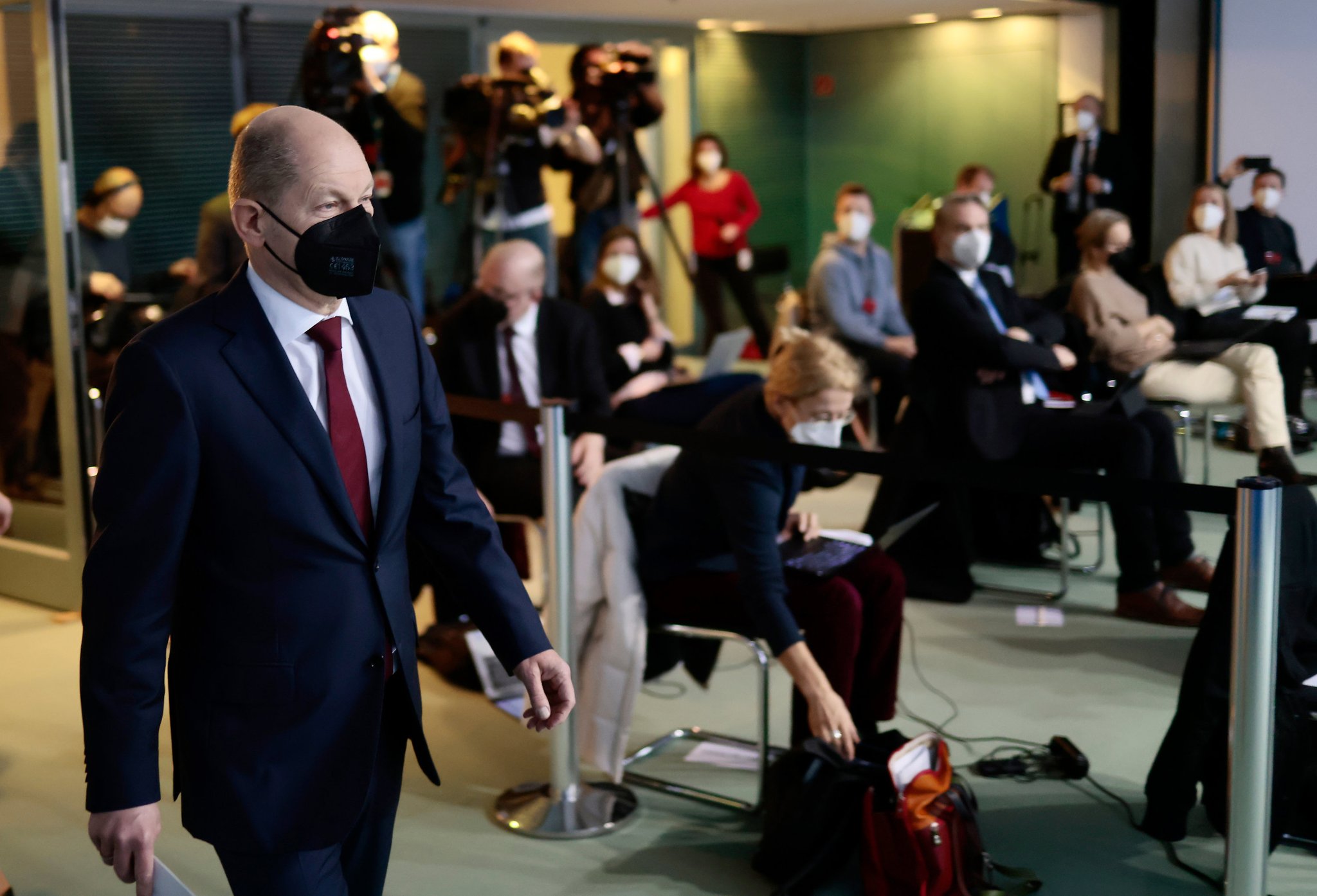 24.01.2022, Berlin: Bundeskanzler Olaf Scholz (SPD) kommt nach einem Treffen im Kanzleramt zu einer Pressekonferenz. Bundeskanzler Scholz traf sich mit den Ministerpräsidenten der 16 Bundesländer, um über die Coronavirus-Situation und die Maßnahmen zur Bekämpfung des Virus zu sprechen. Foto: Hannibal Hanschke/POOL AP/dpa +++ dpa-Bildfunk +++