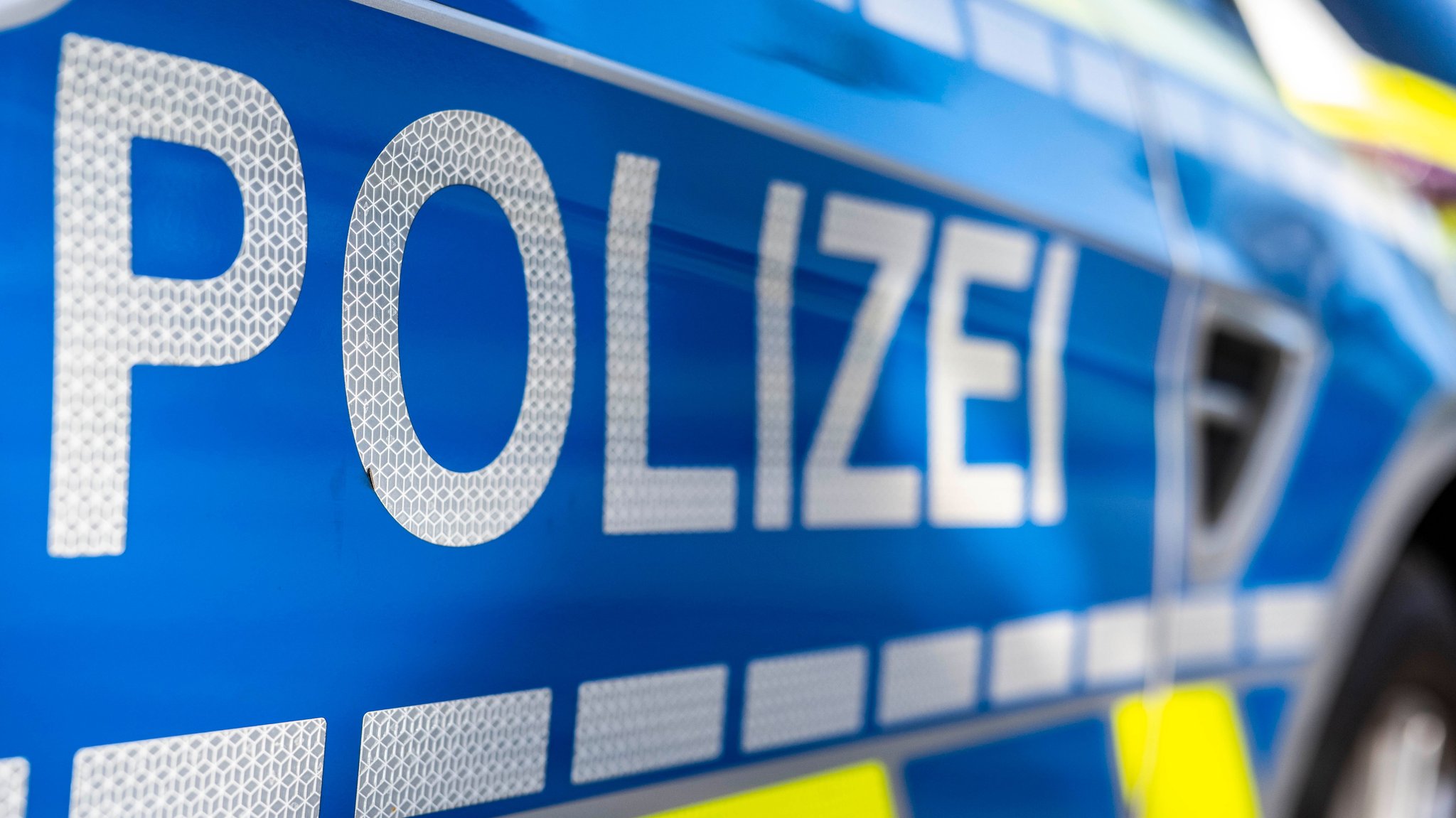 Auto überschlägt sich, Vater fährt mit Kindern weiter