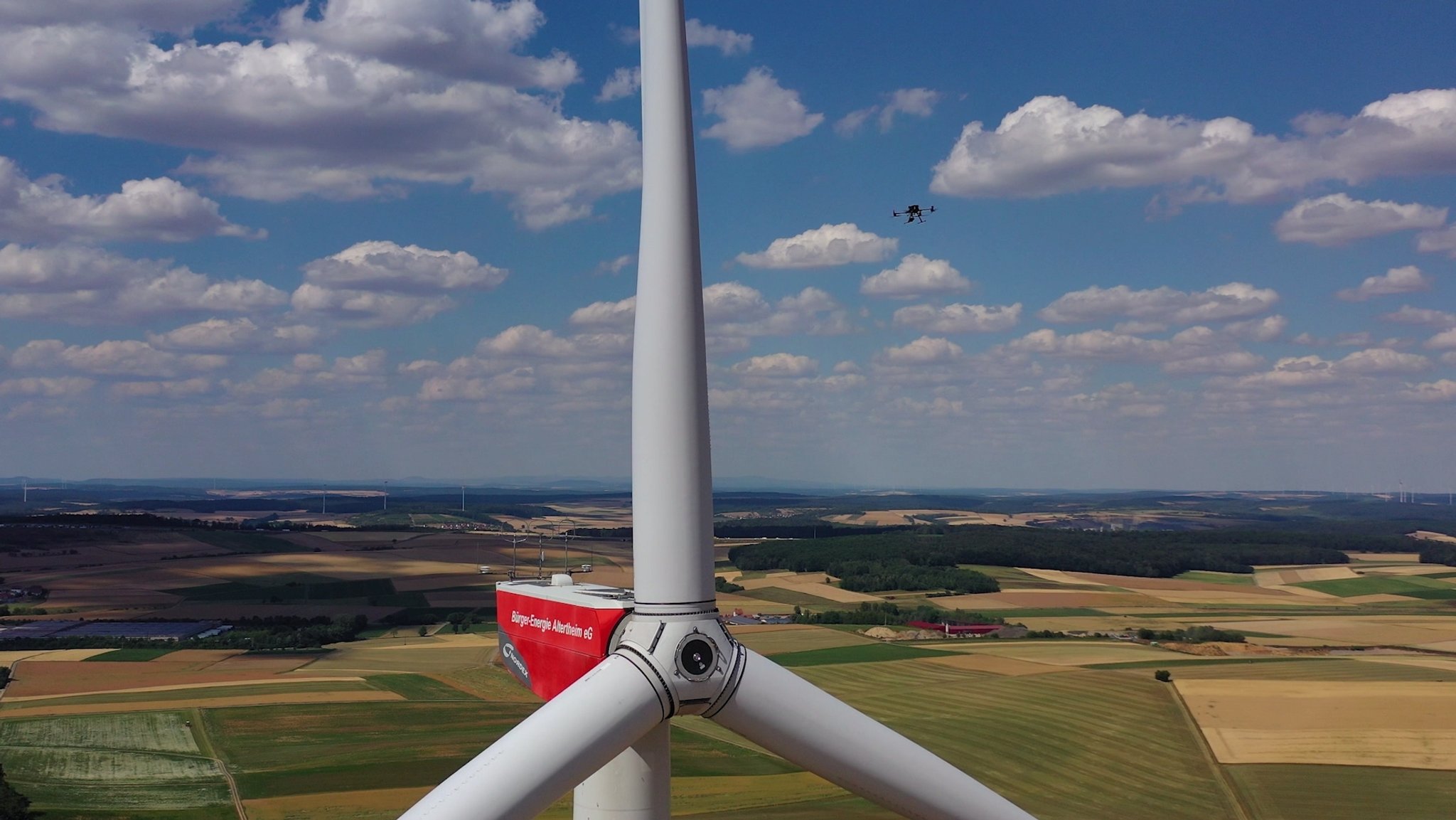 Das Windrad der Bürger-Energie Altertheim eG, daneben die Drohne.