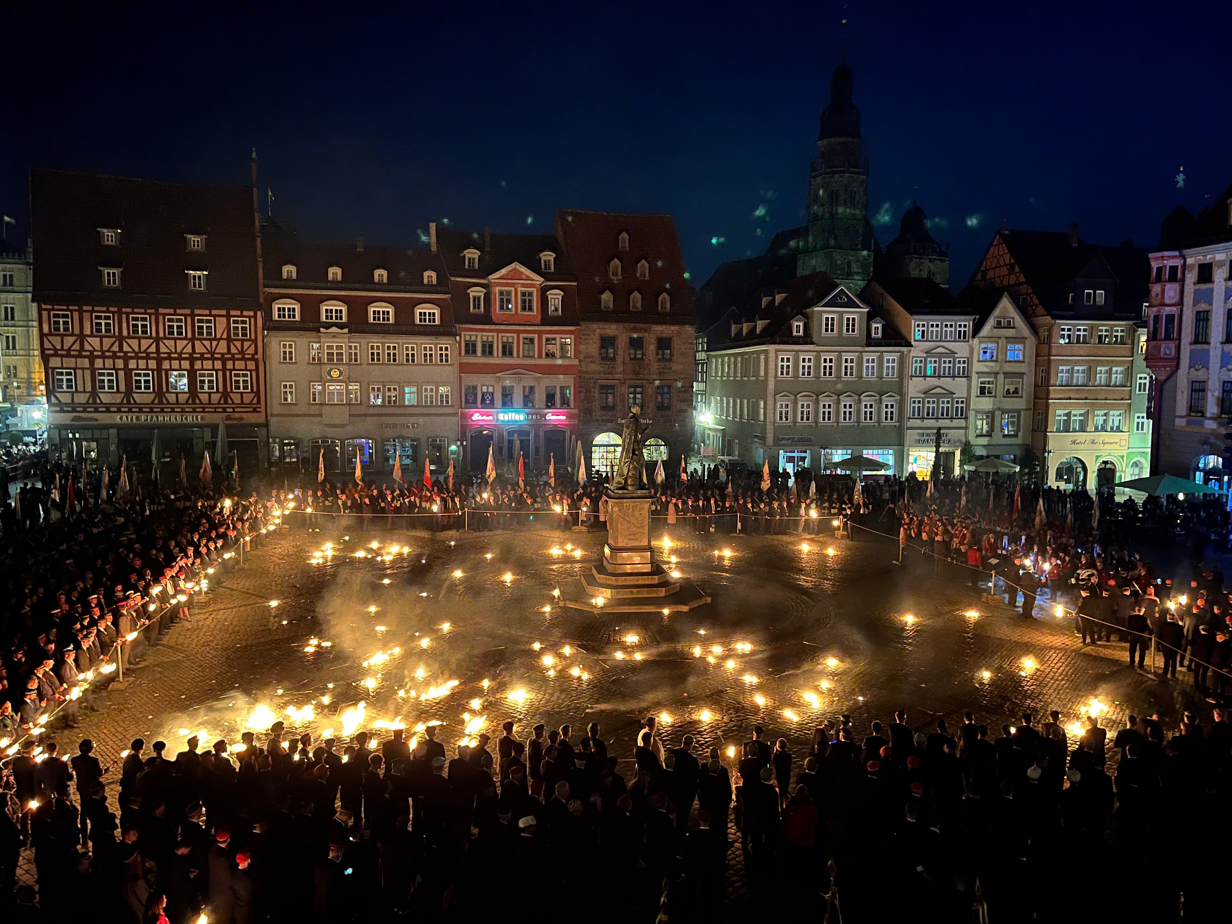 Höhepunkt des Coburger Convent: Ein Fackelzug am Montagabend auf dem Coburger Marktplatz.