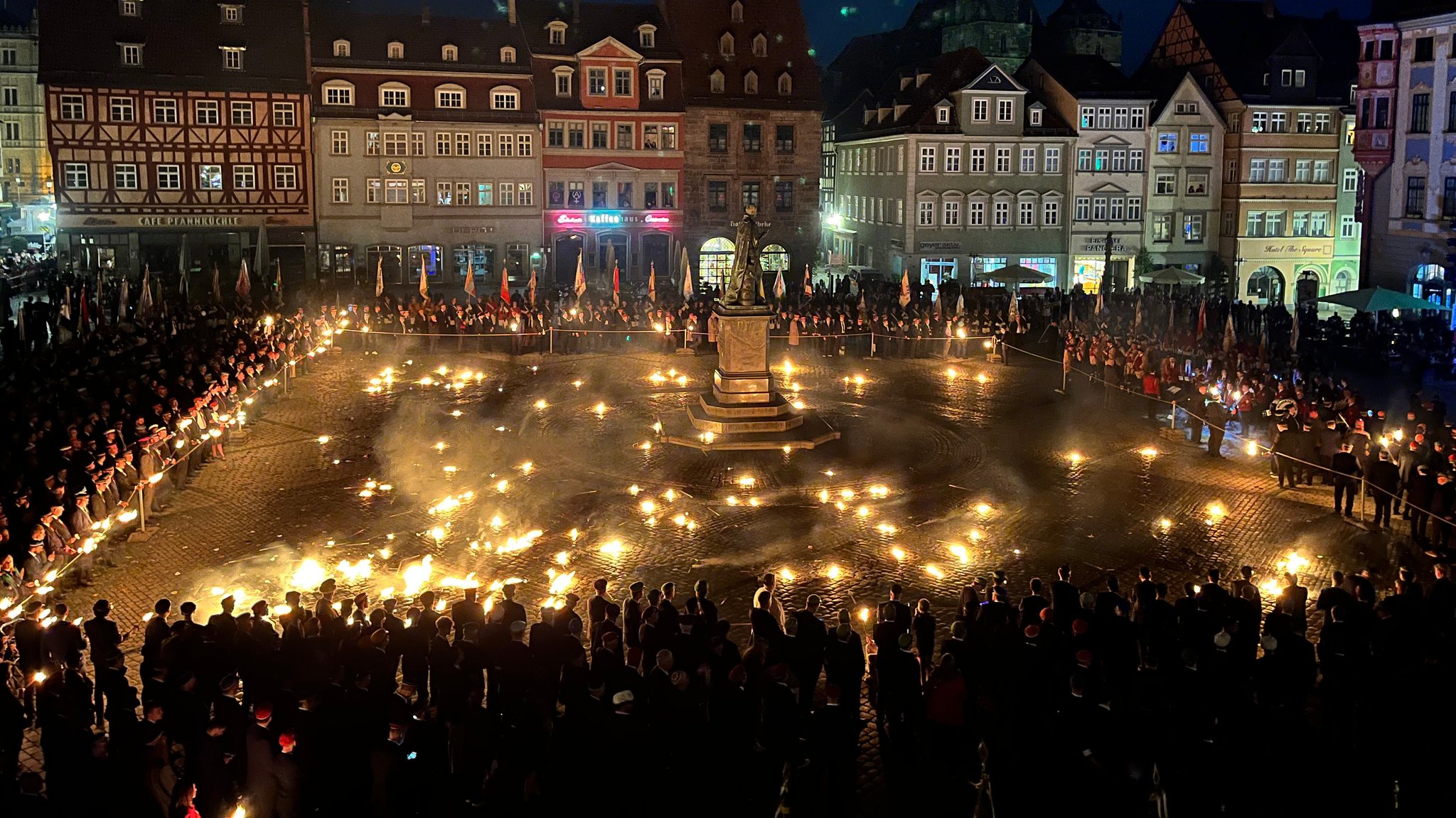 Höhepunkt des Coburger Convent: Ein Fackelzug am Montagabend auf dem Coburger Marktplatz.