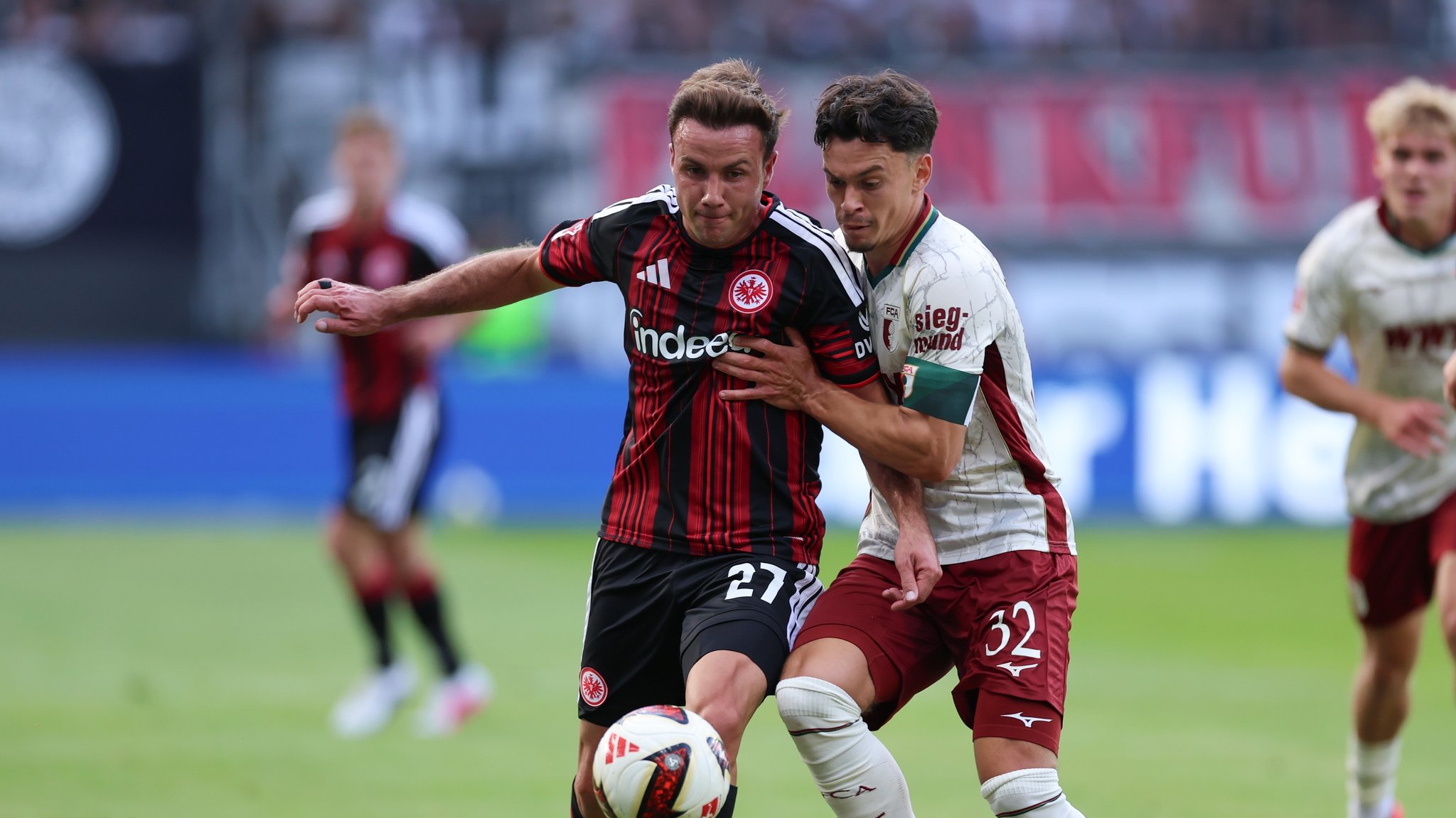Mario Götze (Eintracht Frankfurt) im Zweikampf mit Fabian Rieder (FC Augsburg)