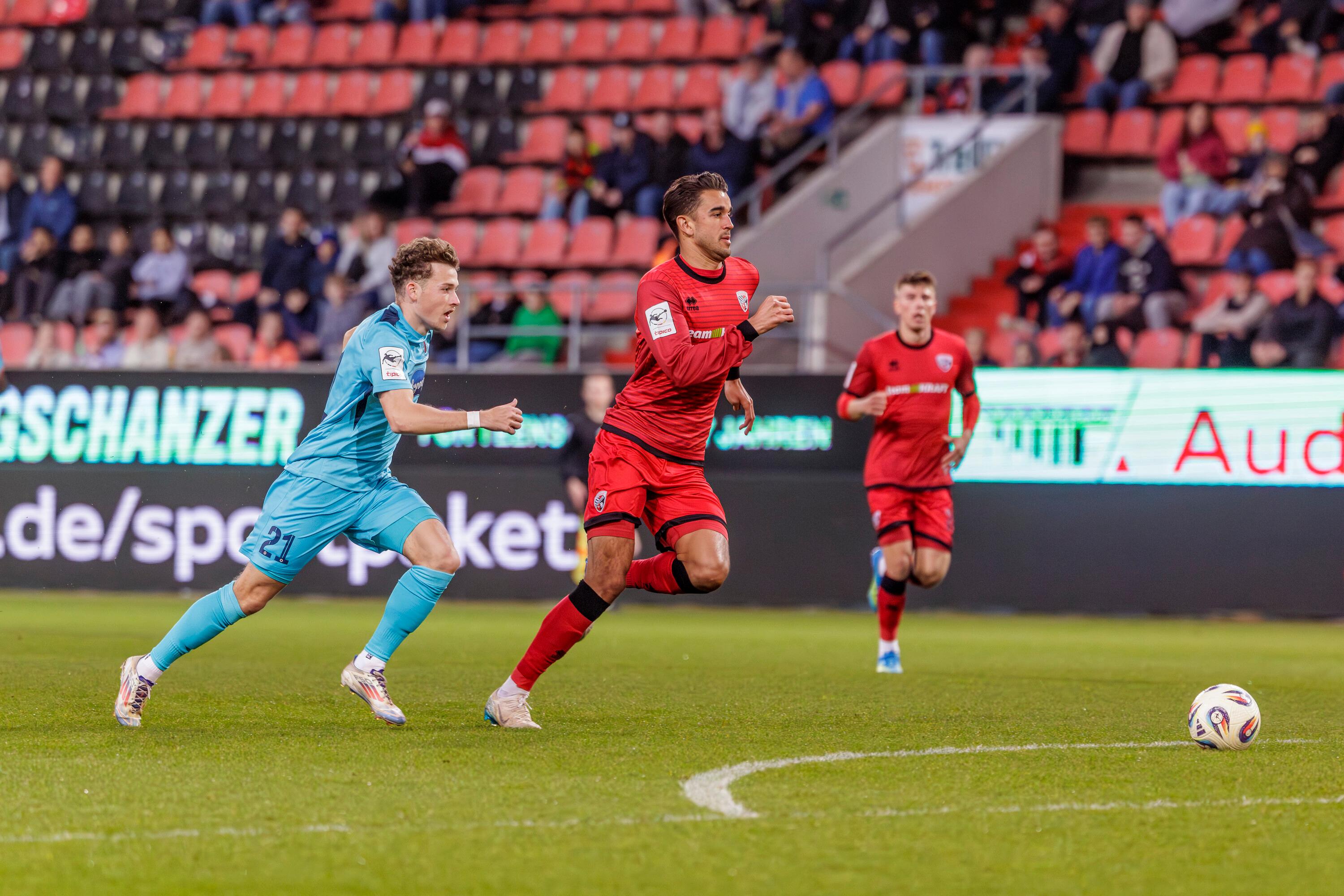 Im Zweikampf Lucas Wolf (Köln) und Frederik Carlsen (FCI).