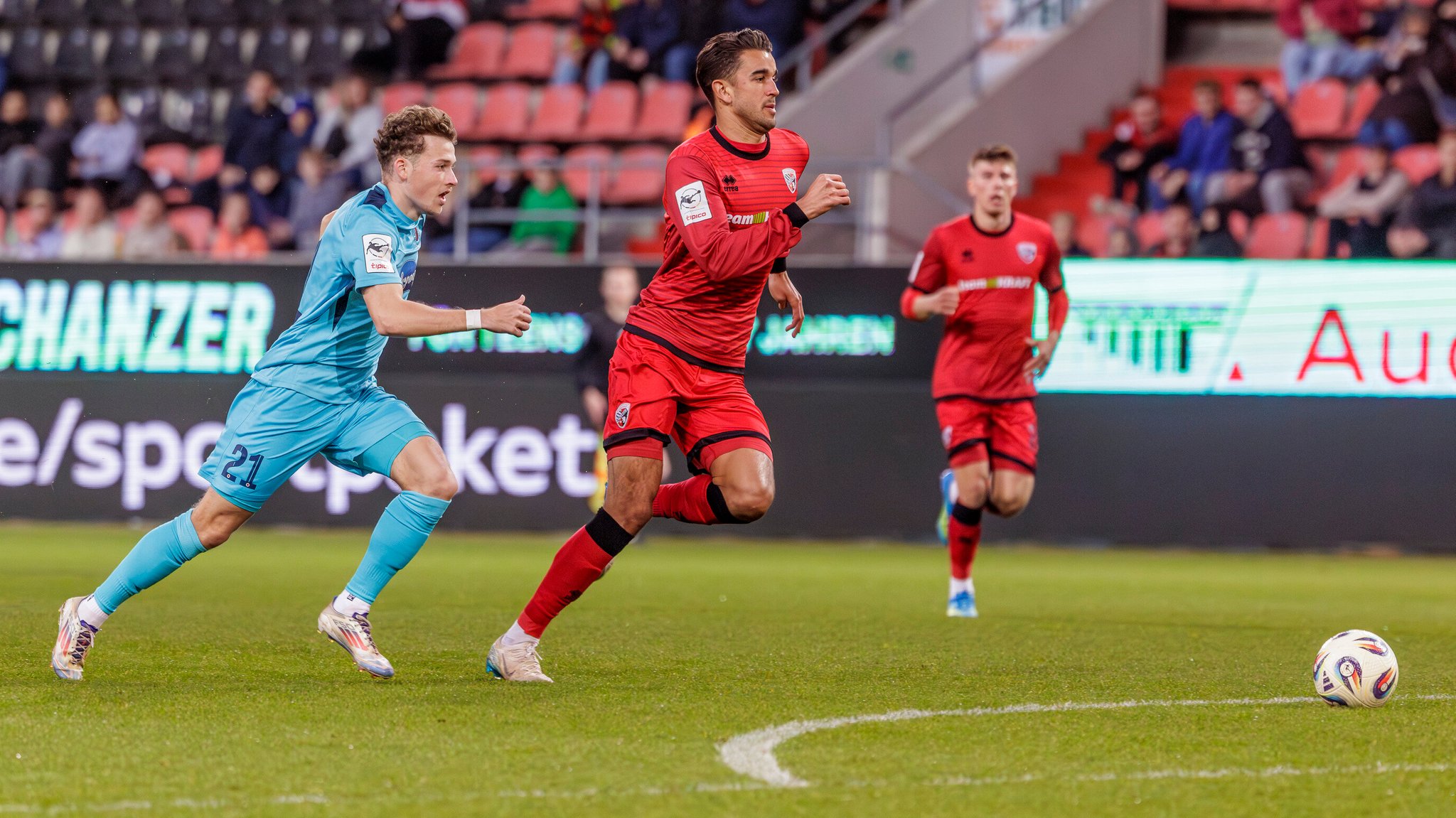 Im Zweikampf Lucas Wolf (Köln) und Frederik Carlsen (FCI).