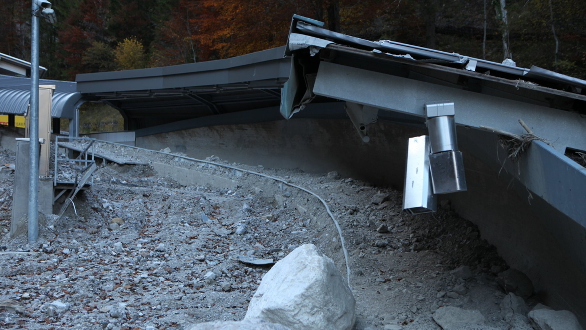 Der fast vollständig zerstörte obere Bereich der Bob- und Rodelbahn (Archivbild)