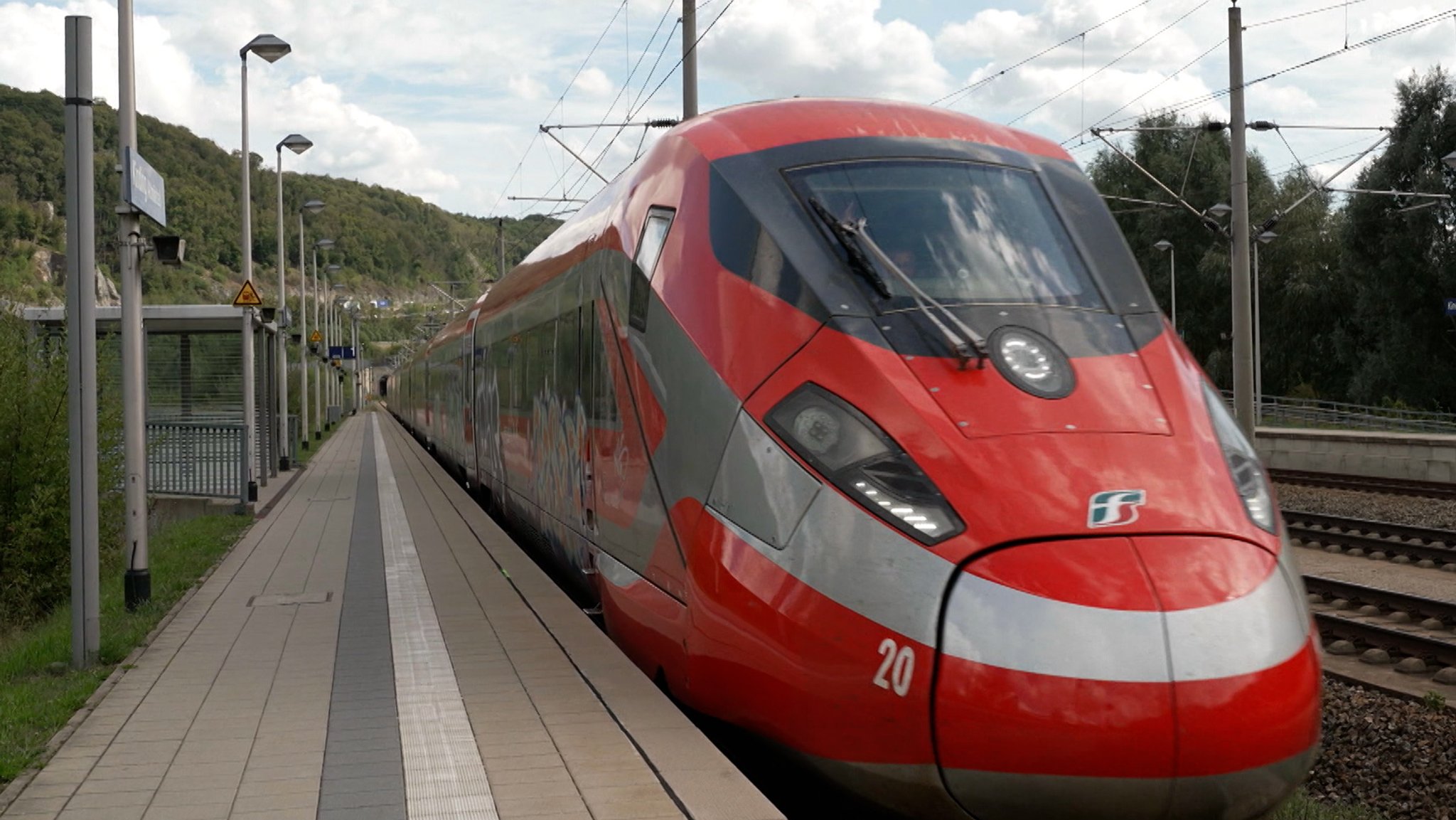 Frecchiarossa bei der Abfahrt in Kinding. Auf dem Streckenabschnitt kann der Schnellzug Tempo 300 fahren. | Bild: BR Frecchiarossa bei der Abfahrt in Kinding. Auf dem Streckenabschnitt kann der Schnellzug Tempo 300 fahren.