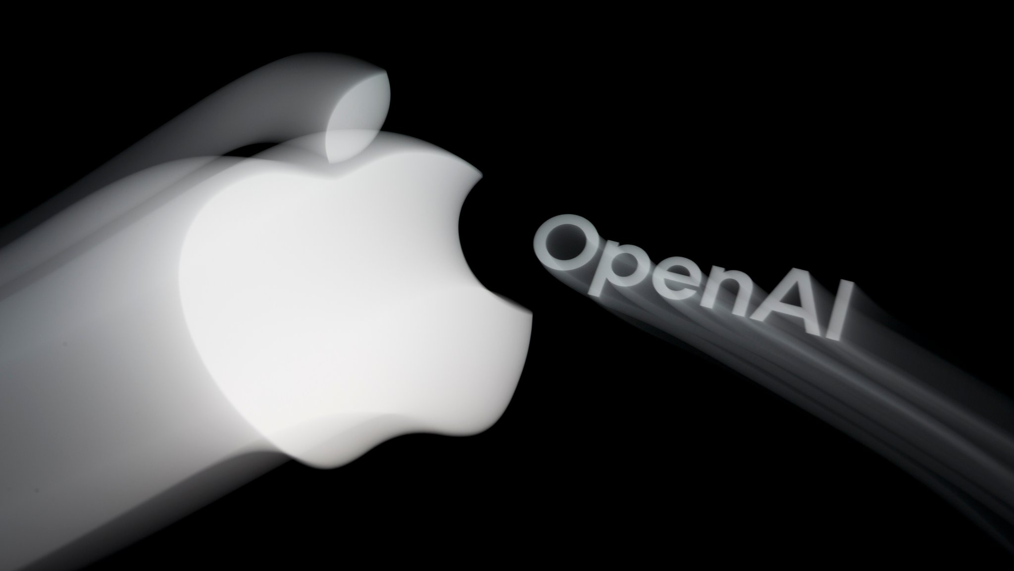 Symbolbild: Das Logo von Apple und das Logo von OpenAI fliegen aufeinander zu. | Bild: picture alliance / ZUMAPRESS.com | Andre M. Chang Symbolbild: Das Logo von Apple und das Logo von OpenAI fliegen aufeinander zu.